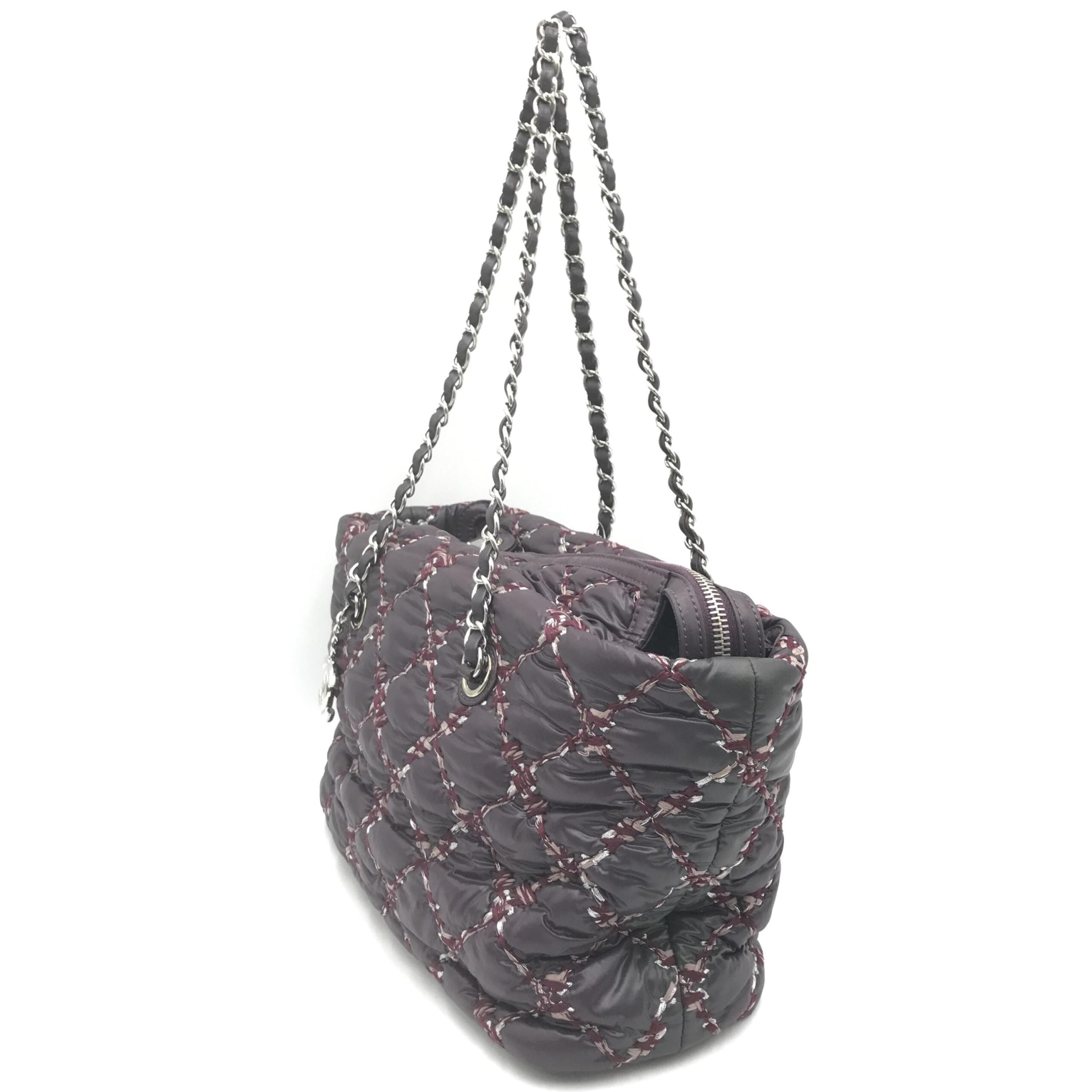 Sac à main Chanel Paris-Byzance en nylon violet avec chaîne d'épaule, élégant et moderne pour un style chic et pratique.