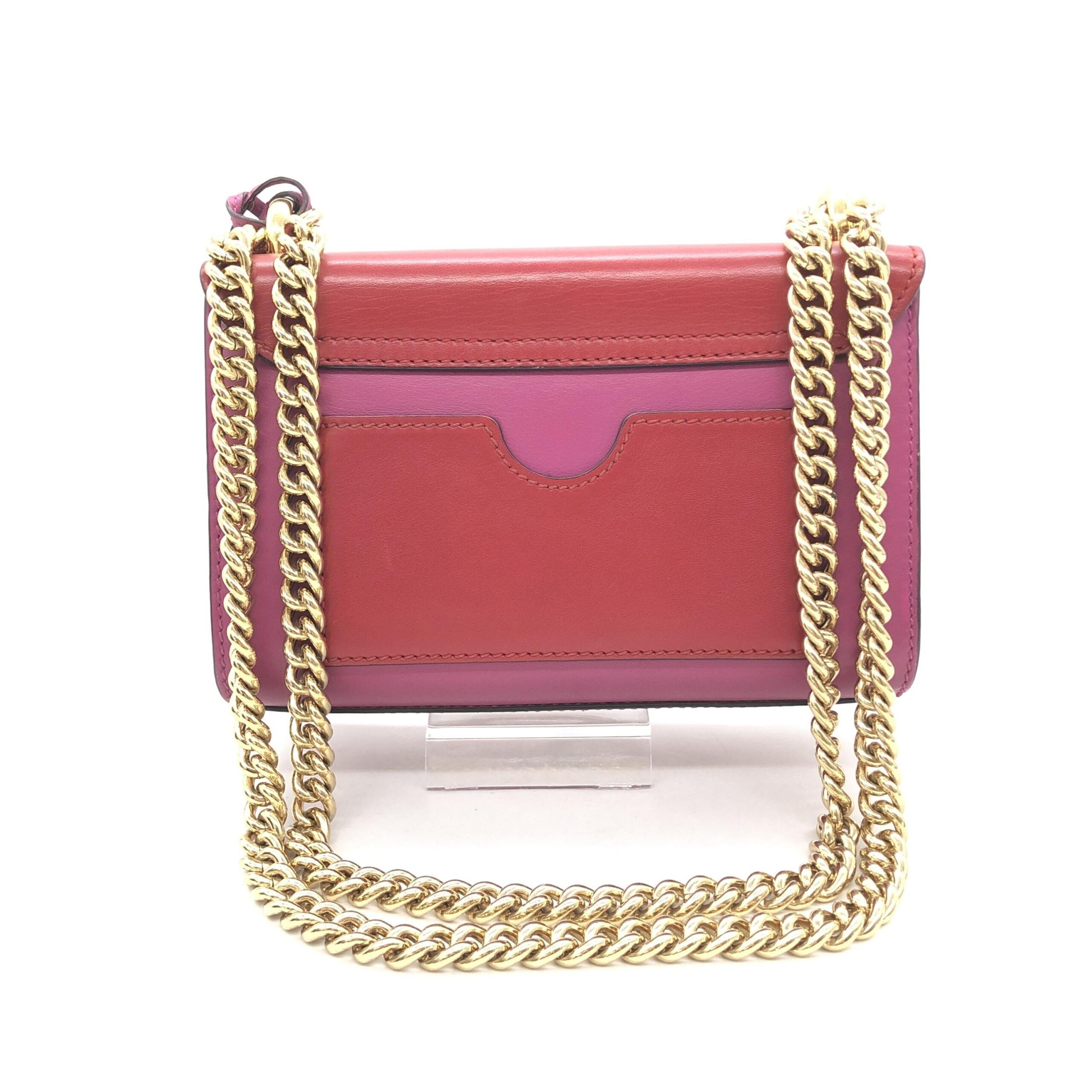 Sac à bandoulière Gucci Padlock en rose avec verrouillage en métal, style élégant et tendance.