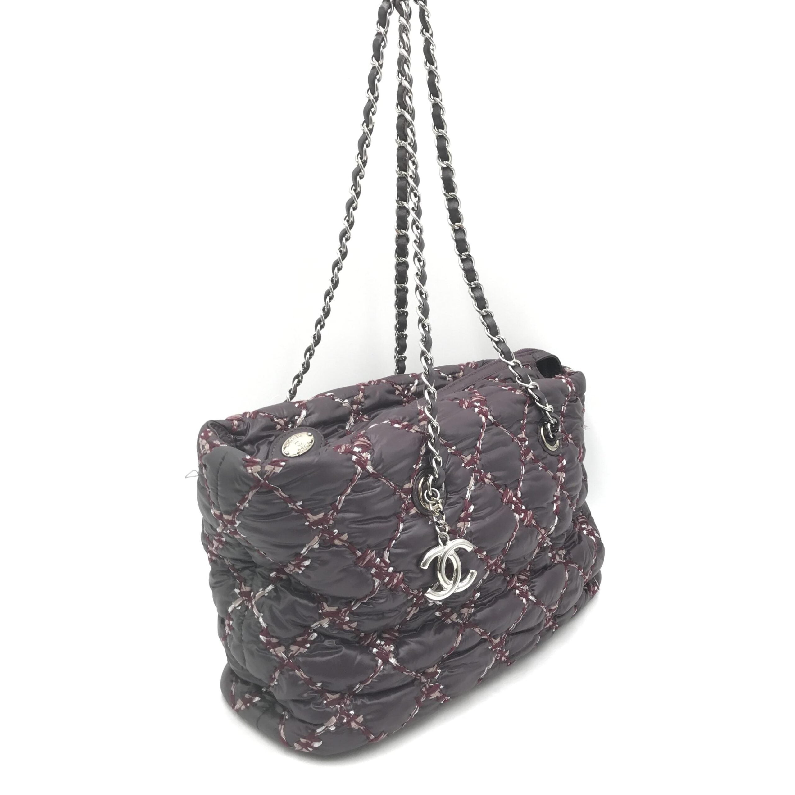 Sac à bandoulière Chanel Paris-Byzance en nylon violet avec chaîne, élégant et tendance.