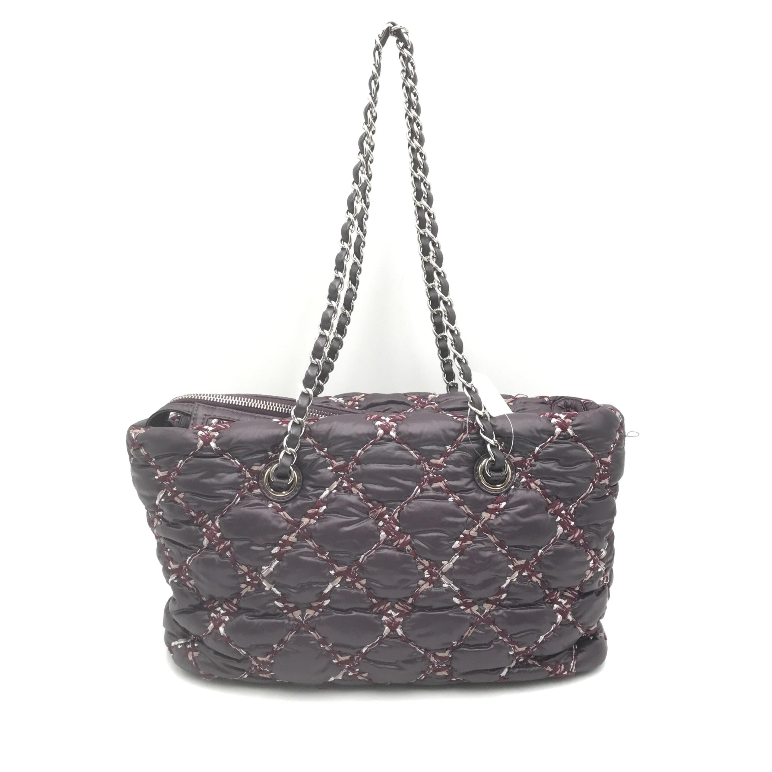 Sac à main Chanel Paris-Byzance en nylon violet avec chaîne d'épaule, style élégant et moderne.