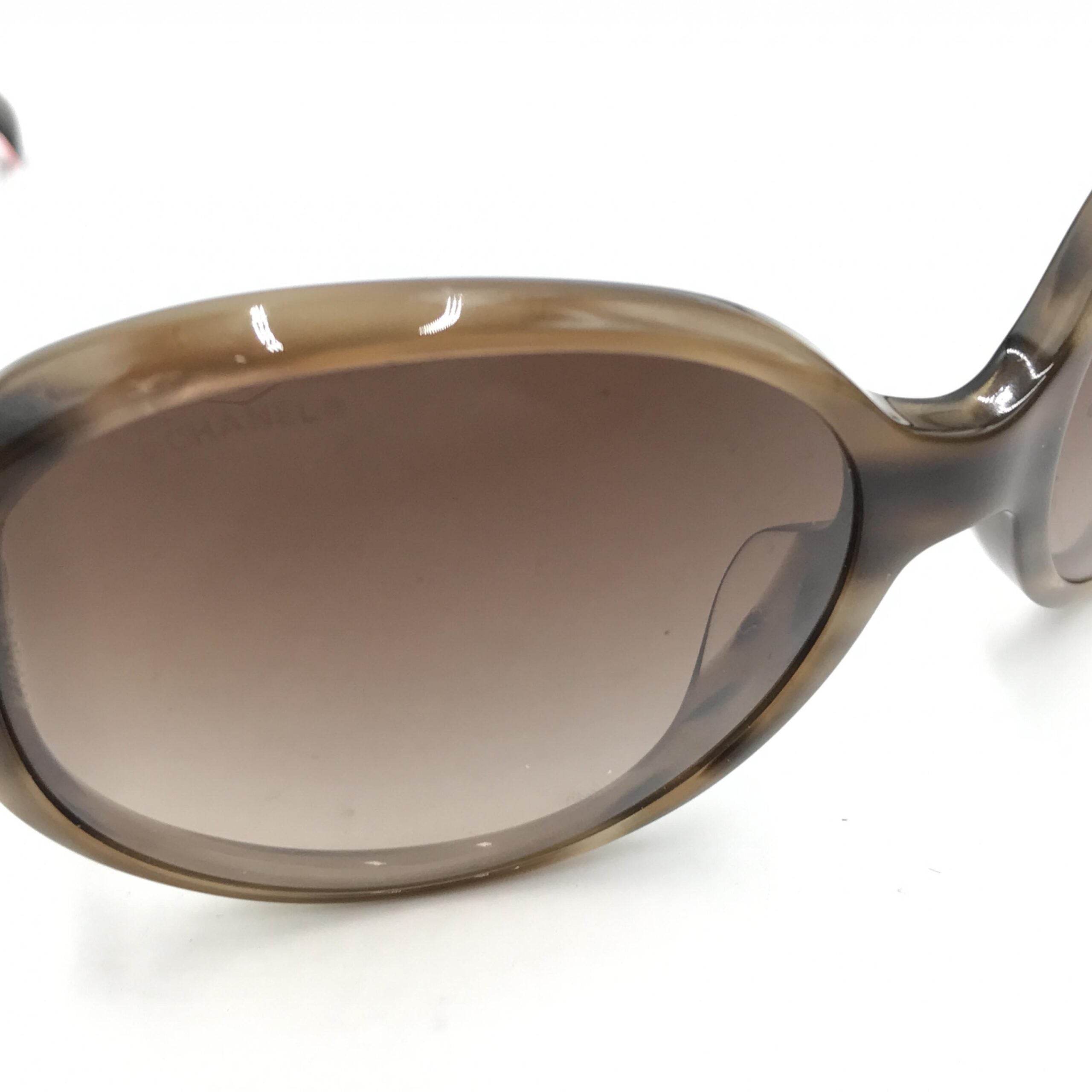 Lunettes de soleil oversize Chanel avec dégradé brun, monture élégante et large pour un style sophistiqué.