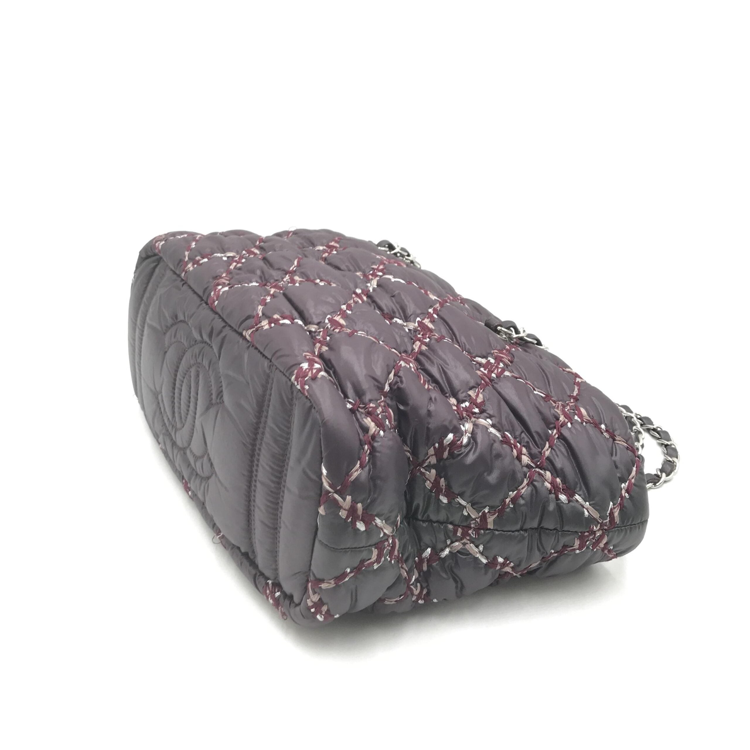 Sac Chanel Paris-Byzance en nylon violet avec chaîne, sac à épaule élégant et moderne.