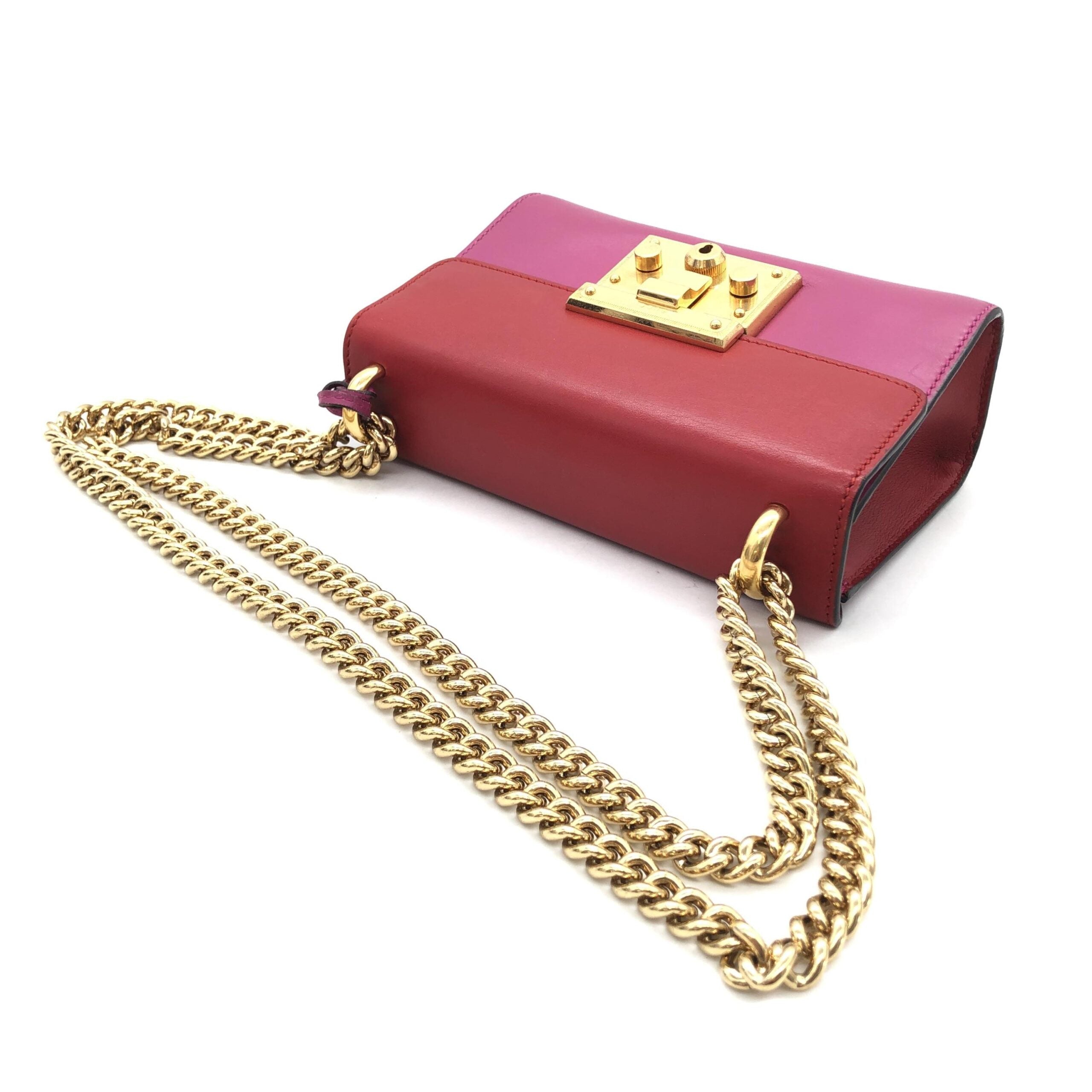 Sac bandoulière Gucci Padlock en rose, petit sac à franger en cuir avec verrou en métal, style élégant et moderne.