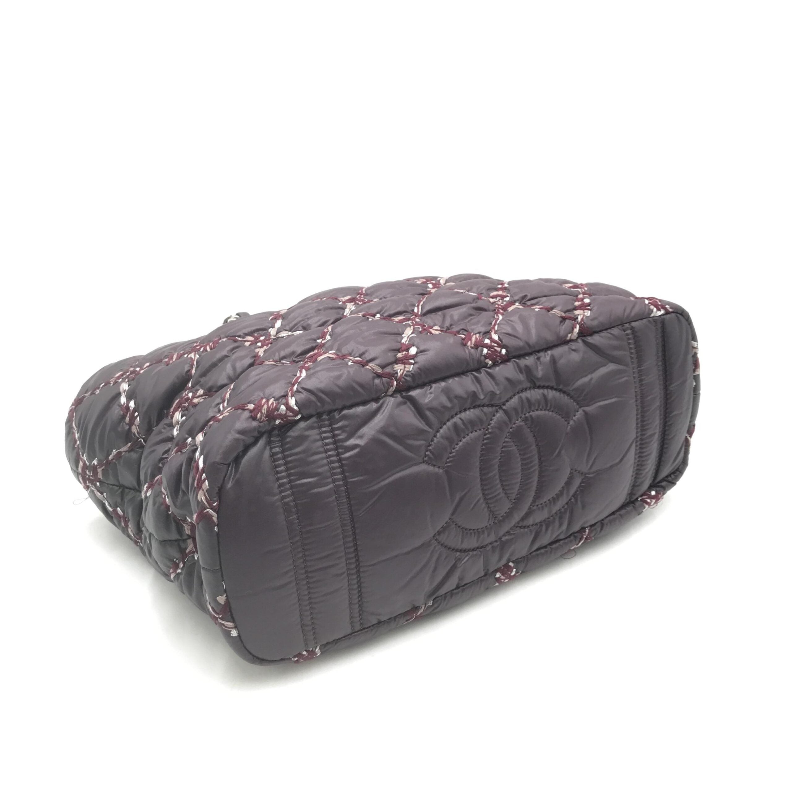 Sac Chanel Paris-Byzance en nylon violet avec chaîne, sac à épaule élégant et tendance, visible en détail dans l'image.