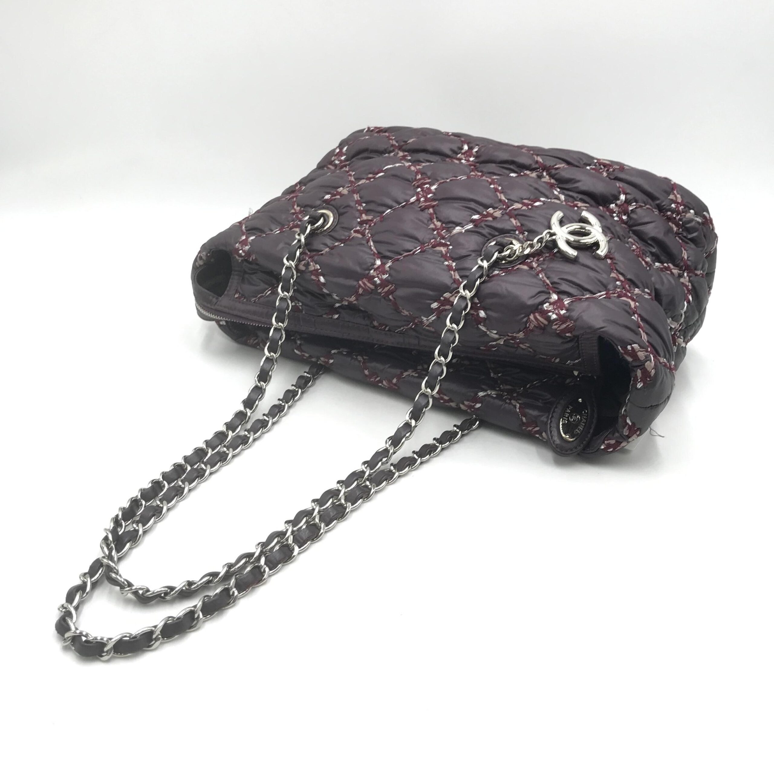 Sac bandoulière Chanel Paris-Byzance en nylon violet avec chaîne, élégant et pratique, pour un style sophistiqué.