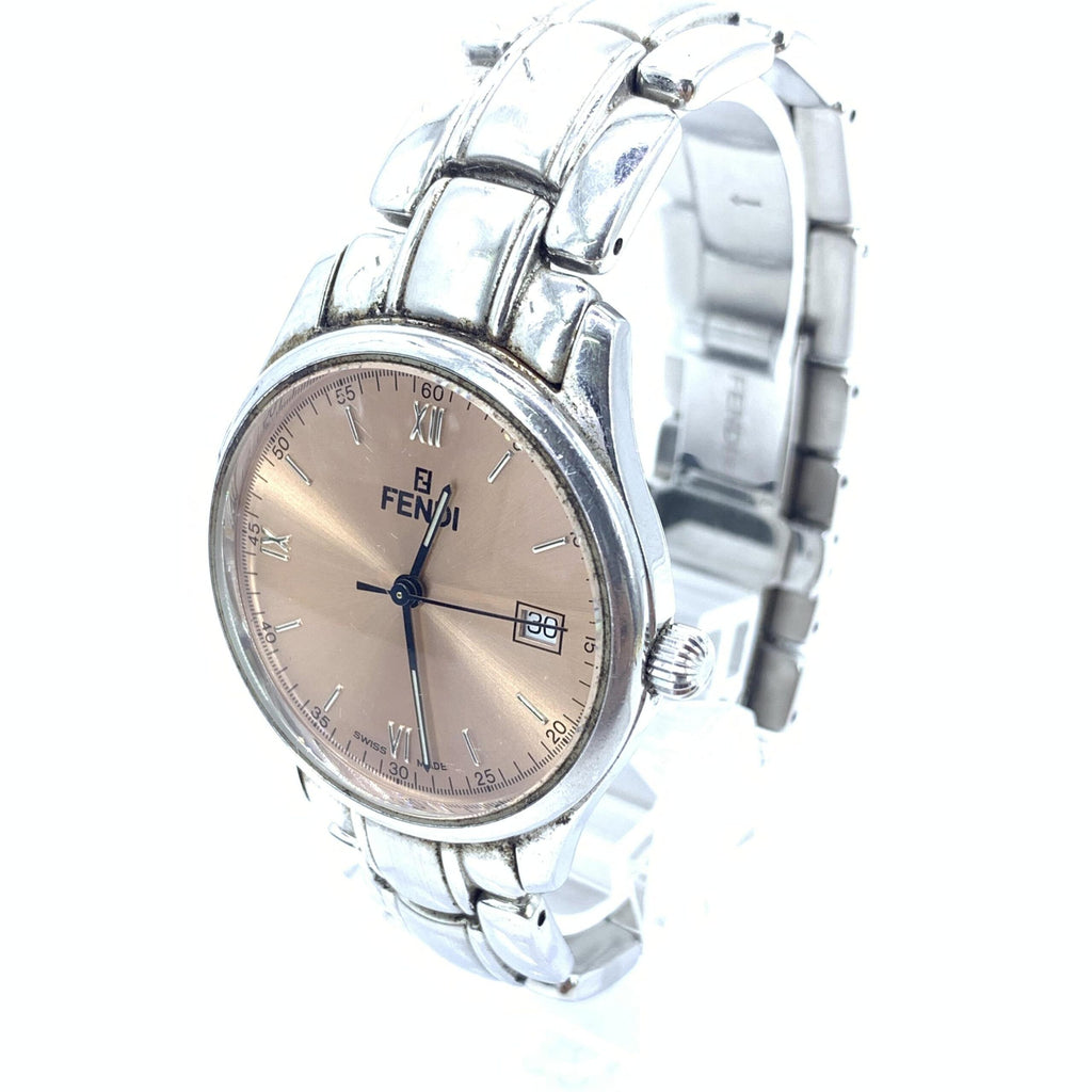 Montre Fendi quartz rose champagne avec boîtier en acier inoxydable, affichage élégant et bracelet métallique sophistiqué.