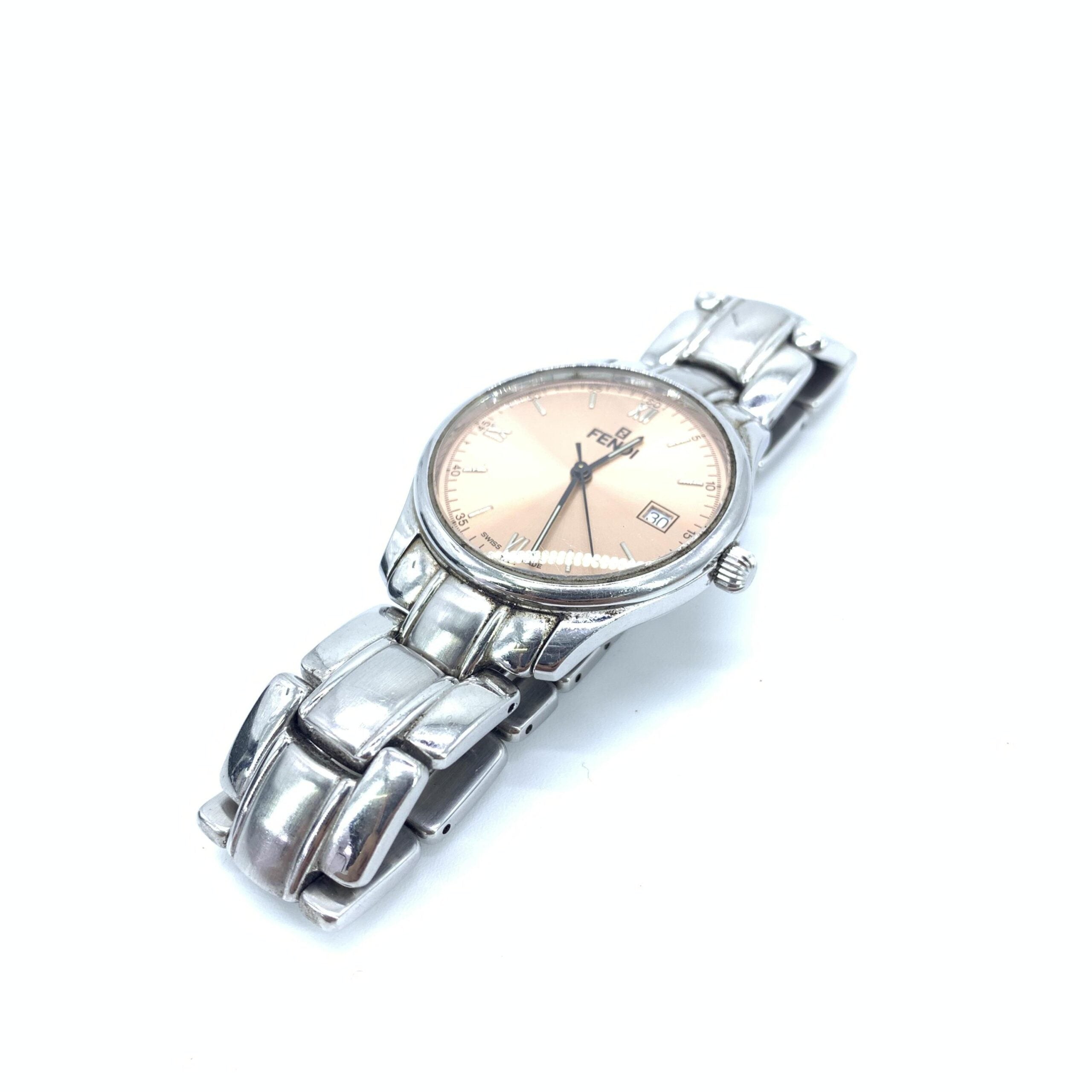 Montre Fendi en acier inoxydable avec cadran rose champagne et mouvement à quartz, élégante et sophistiquée.