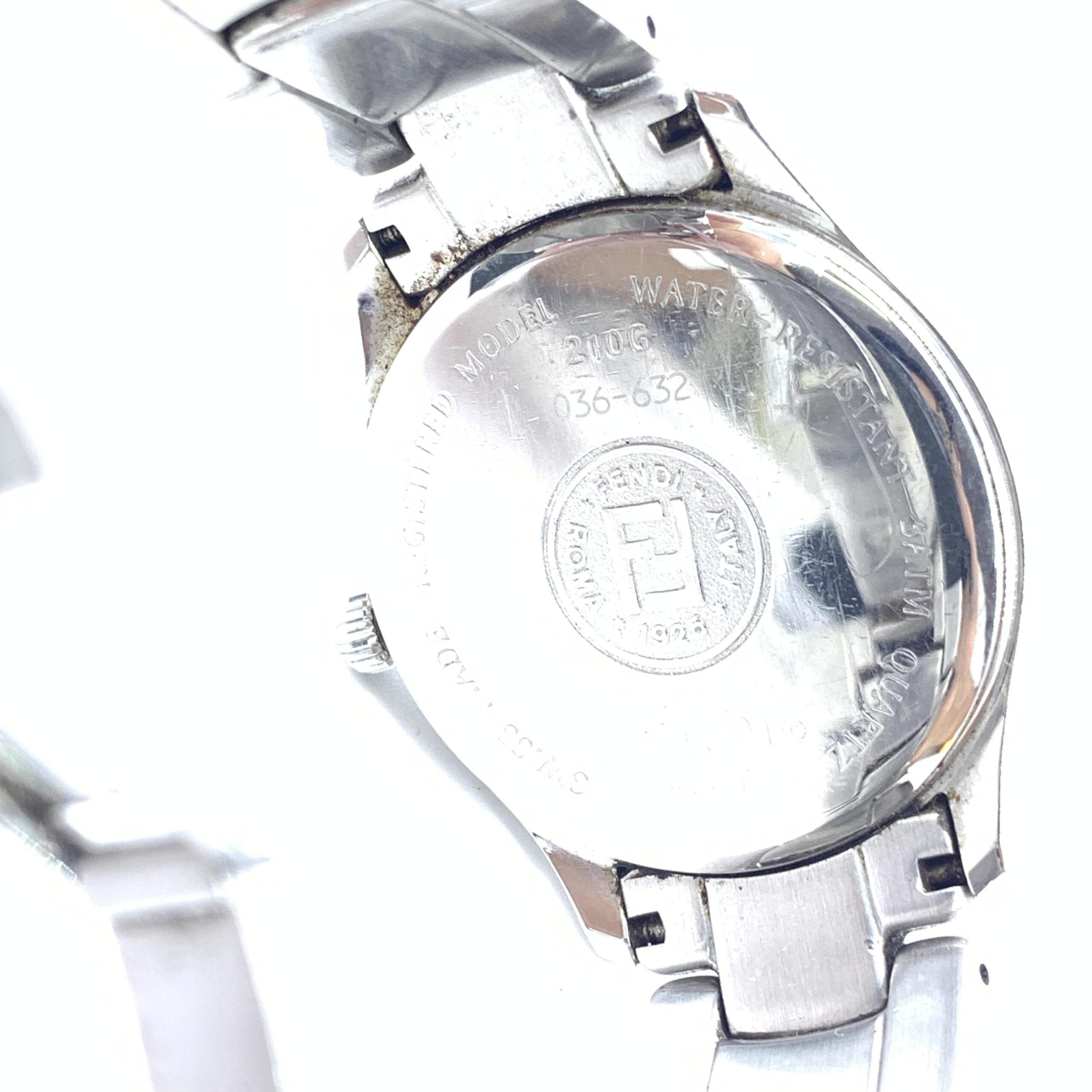 Montre Fendi quartz avec cadran rose Champagne et boîtier en acier inoxydable visible sur l'image.