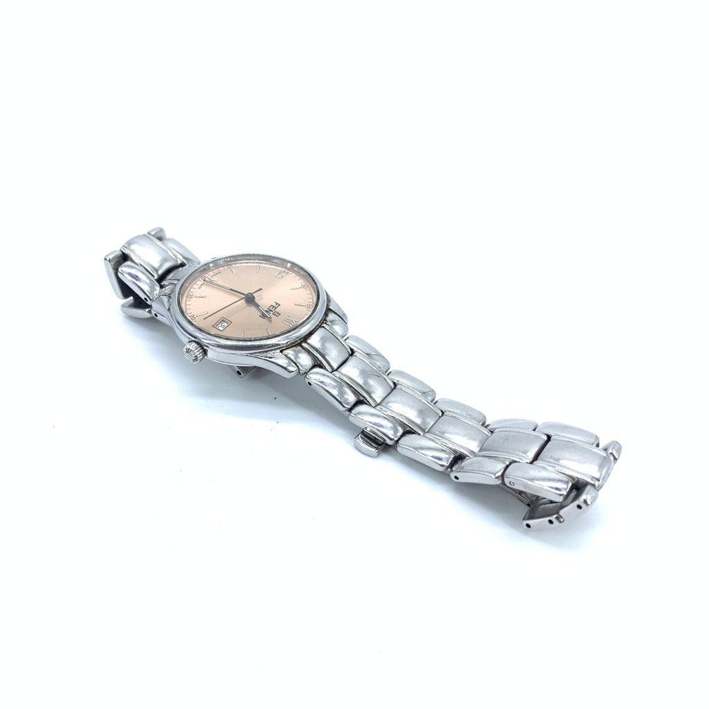 Montre Fendi en acier inoxydable avec cadran rose champagne et mouvement à quartz, élégante et raffinée.