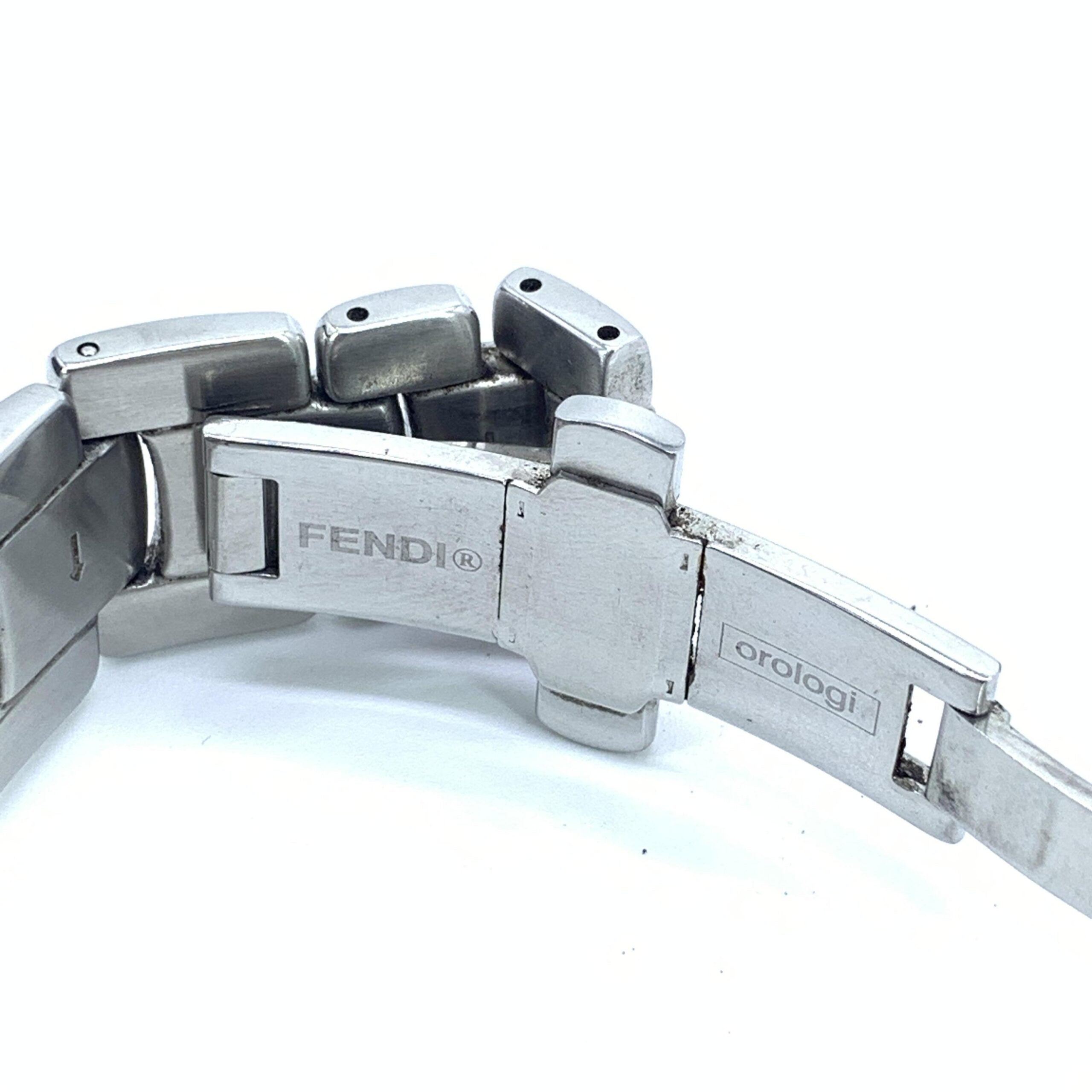 Montre quartz Fendi avec cadran rose champagne et bracelet en acier inoxydable, élégante et raffinée.