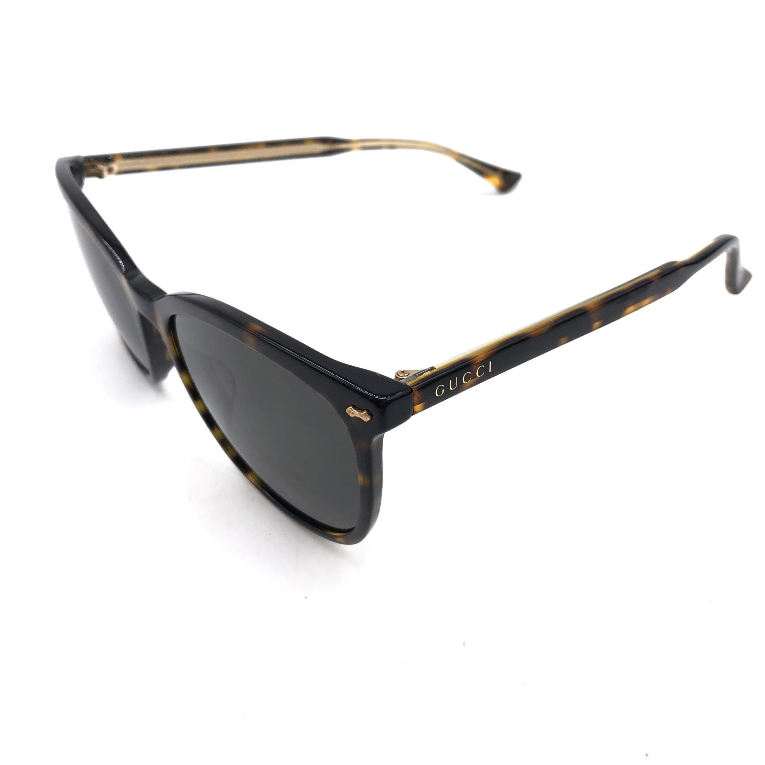 Lunettes de soleil Gucci à monture carrée en tortoise, style élégant et tendance, avec verres foncés.
