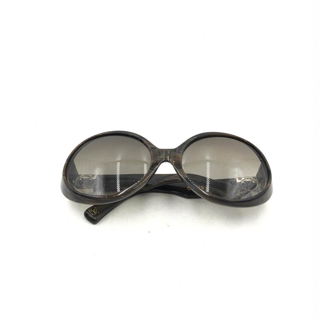 Lunettes de soleil Louis Vuitton Suspense BugEye polarisées, monture noire avec détails élégants et verres teintés.