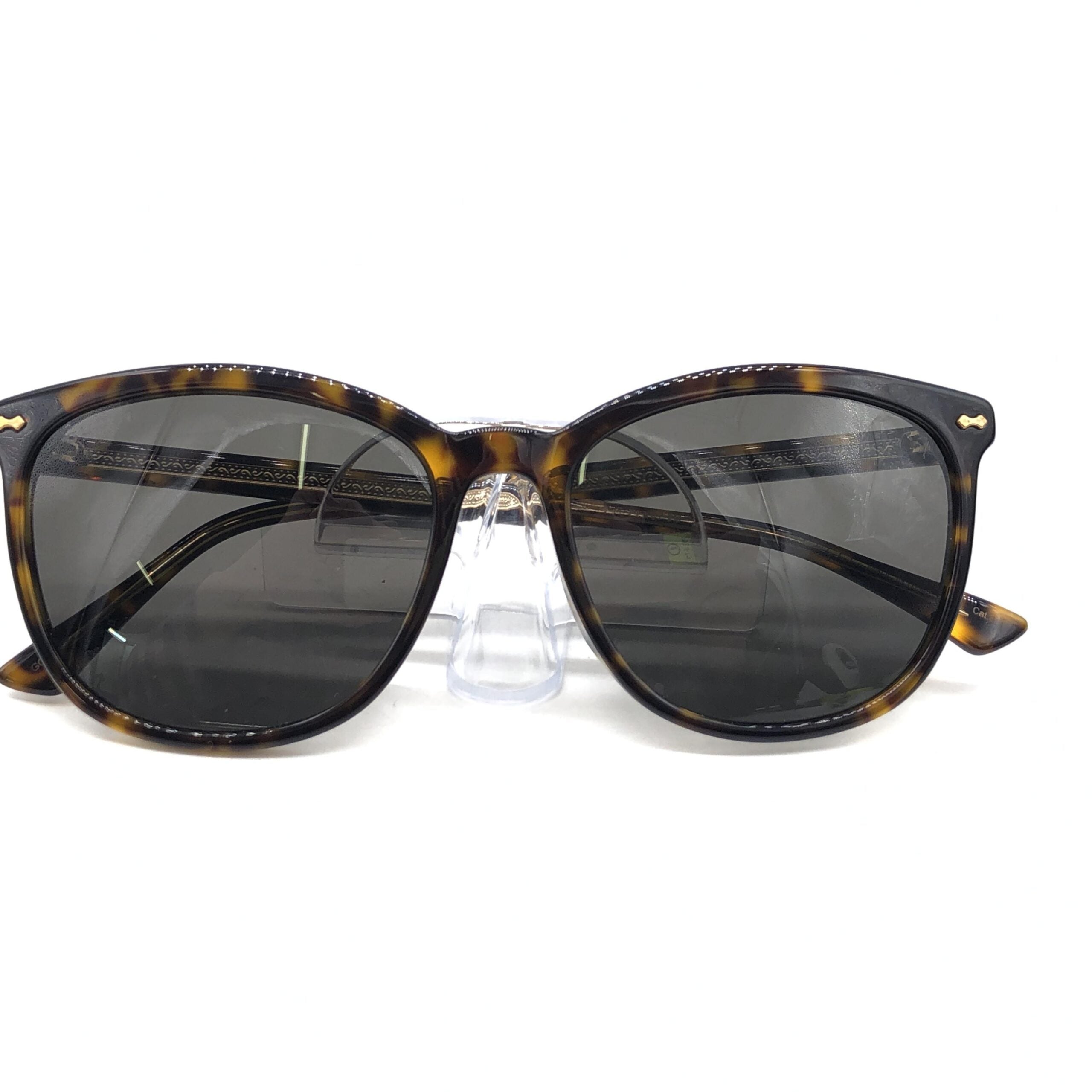 Lunettes de soleil Gucci à monture carrée en tortoise, style élégant et tendance pour un look sophistiqué.