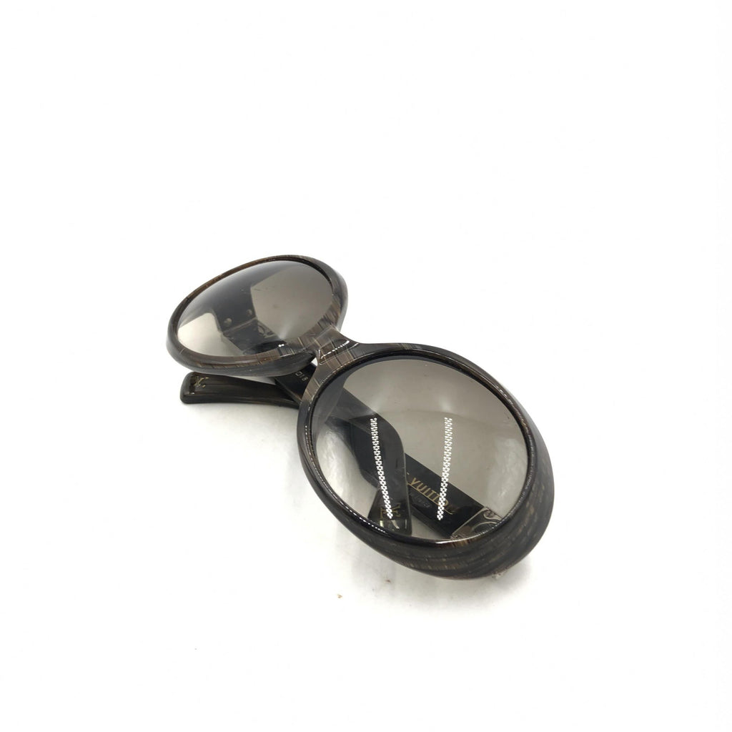 Lunettes de soleil Louis Vuitton Suspense BugEye polarisées avec monture noire et verres teintés.