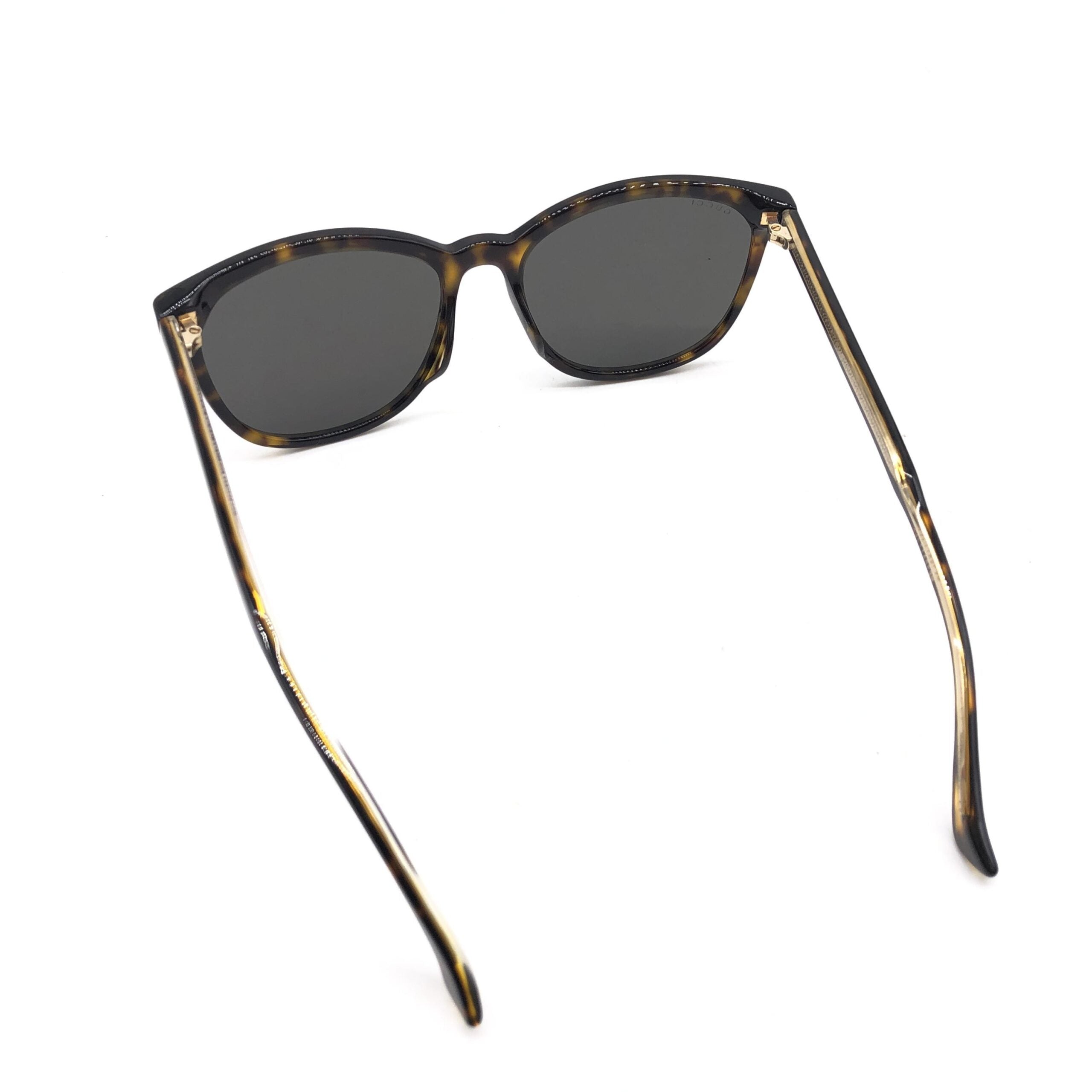 Lunettes de soleil Gucci à monture carrée en écaille de tortue, style élégant et moderne.