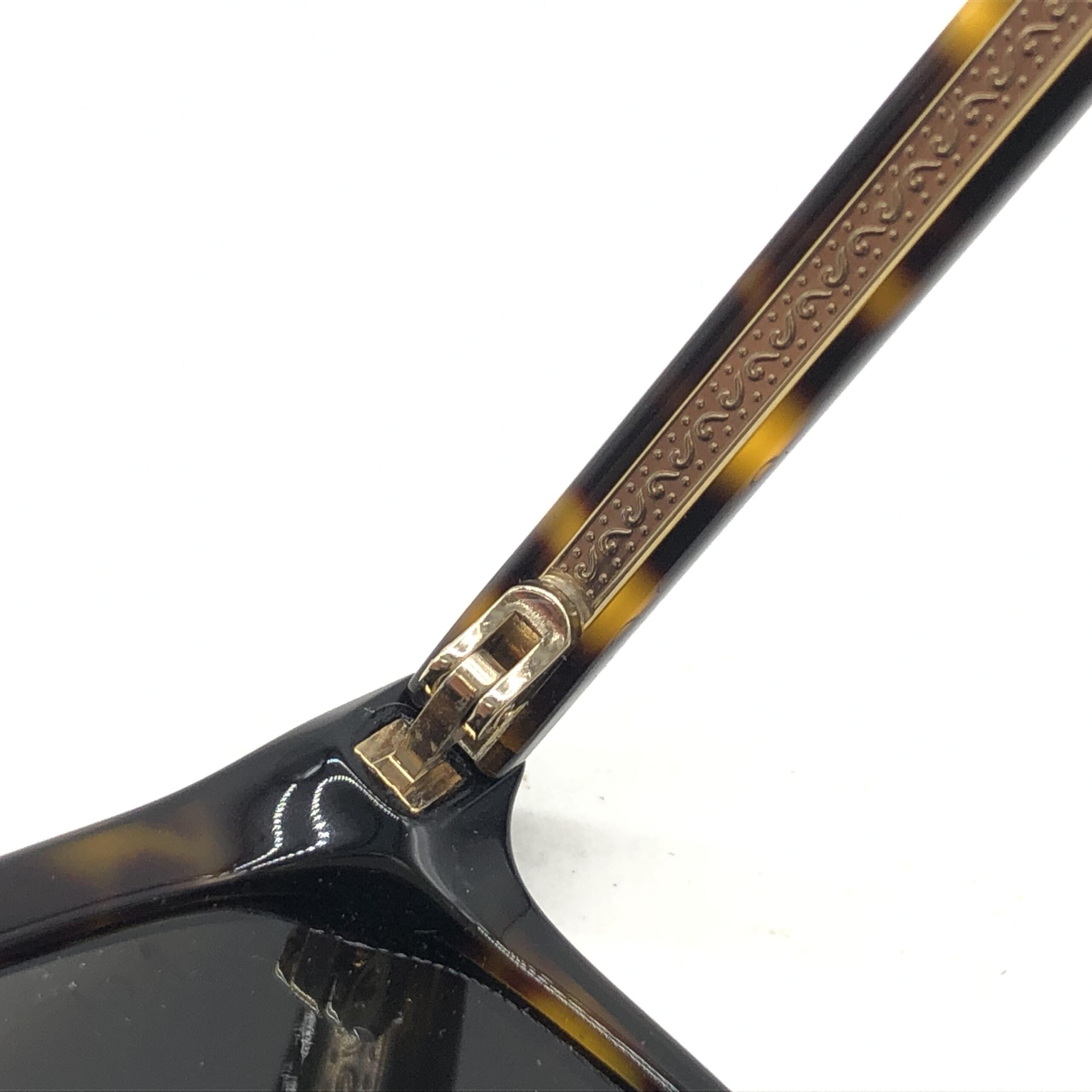 Lunettes de soleil Gucci à monture carrée en acétate imitation tortue, style élégant et sophistiqué.