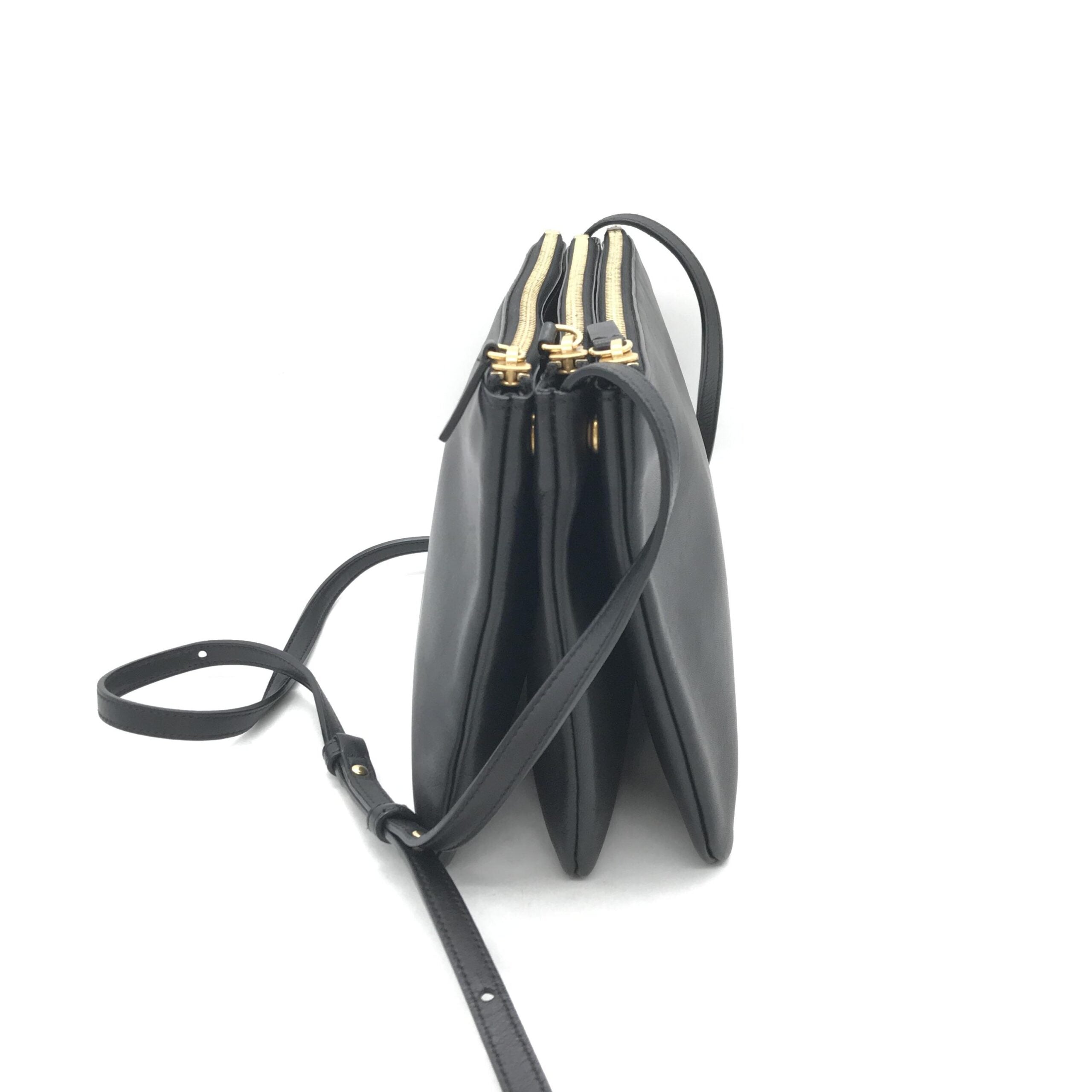 Sac à bandoulière Celine Trio en cuir noir avec plusieurs compartiments et détails élégants, idéal pour un style sophistiqué.