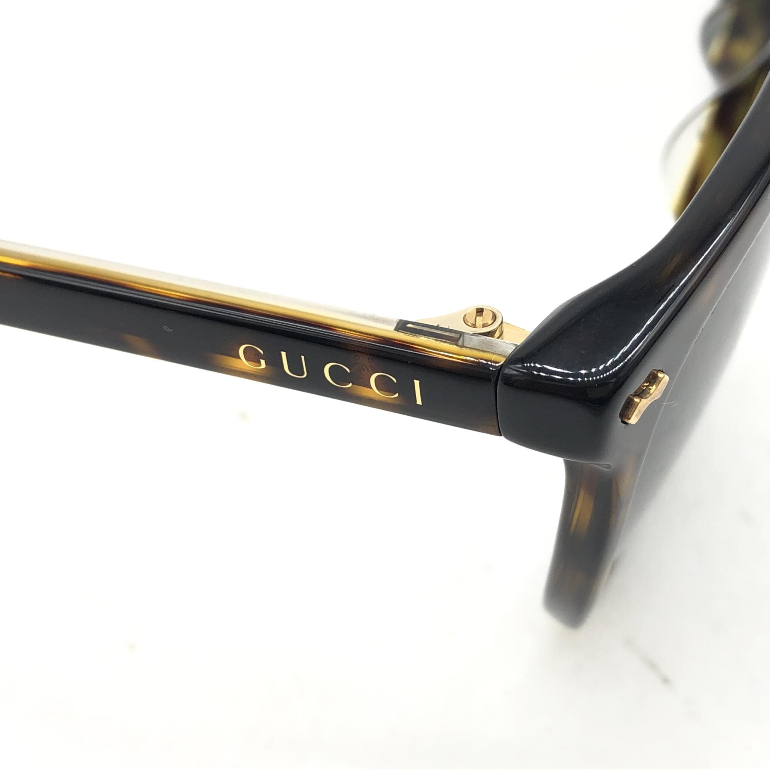 Lunettes de soleil Gucci à monture carrée en tortoise, élégantes et tendance, pour un style sophistiqué et moderne.