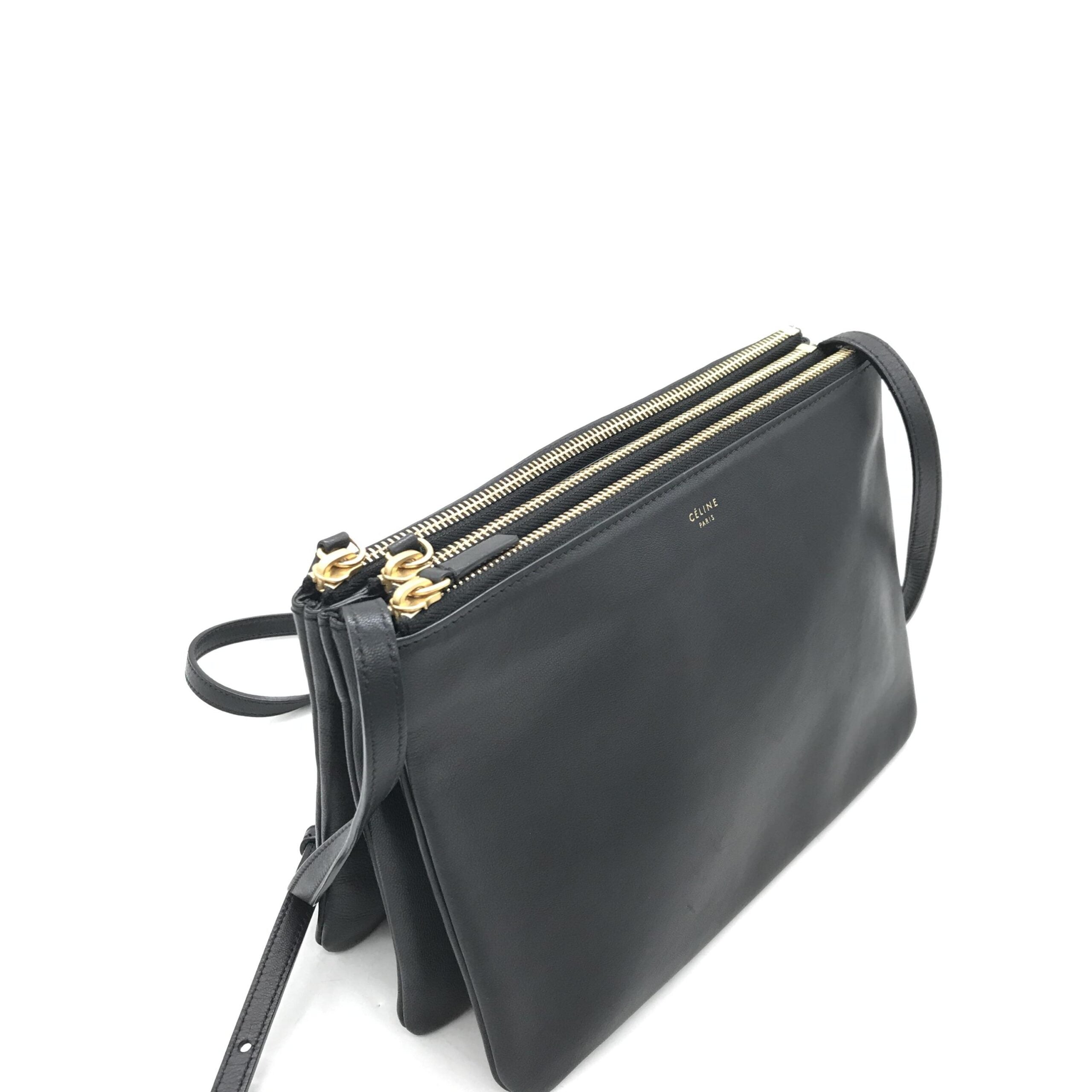 Sac à bandoulière Celine Trio en cuir noir, avec compartiments et détails élégants, vue de face.