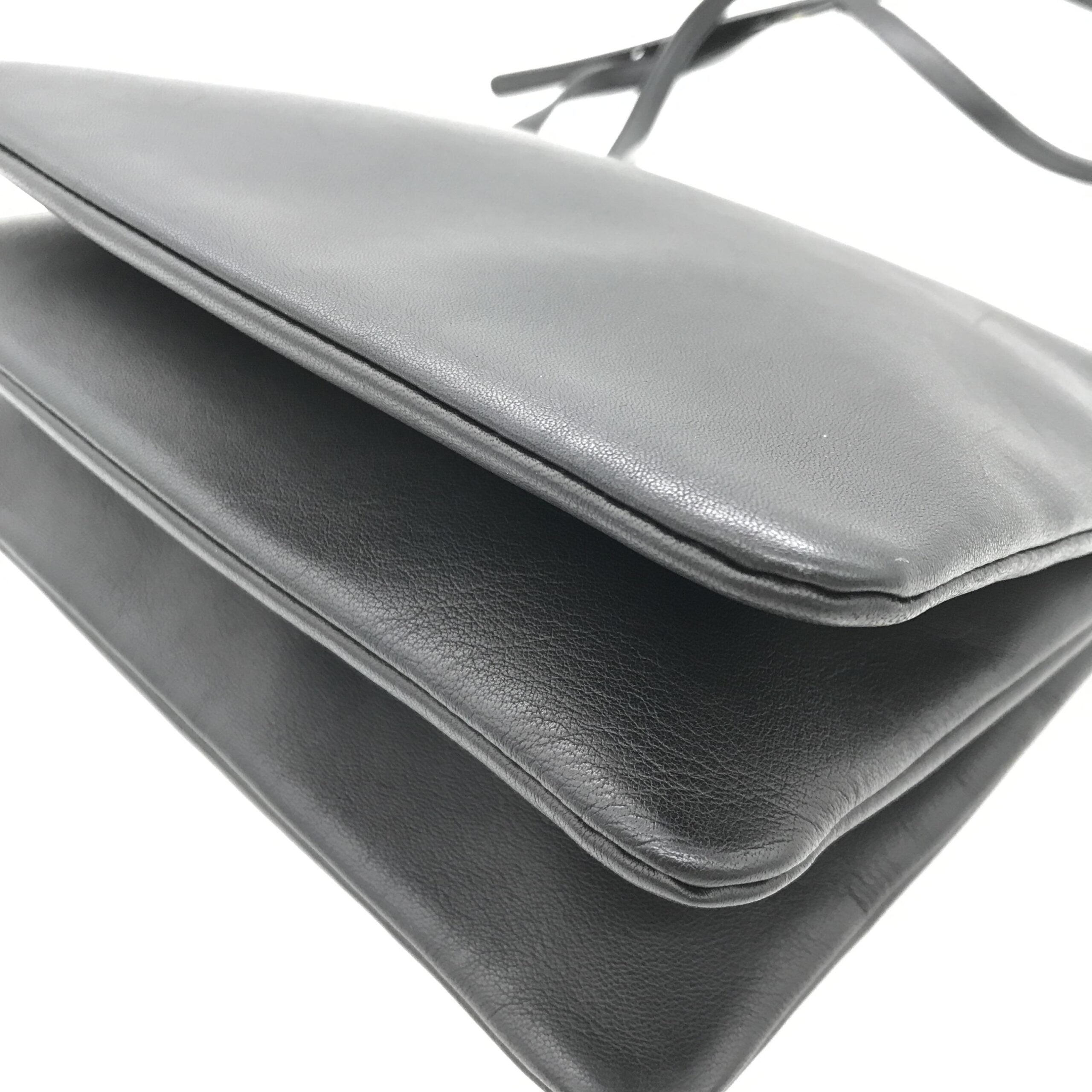 Sac à bandoulière Celine Trio en cuir noir, avec compartiments modulables et finition élégante, pour un style chic et pratique.