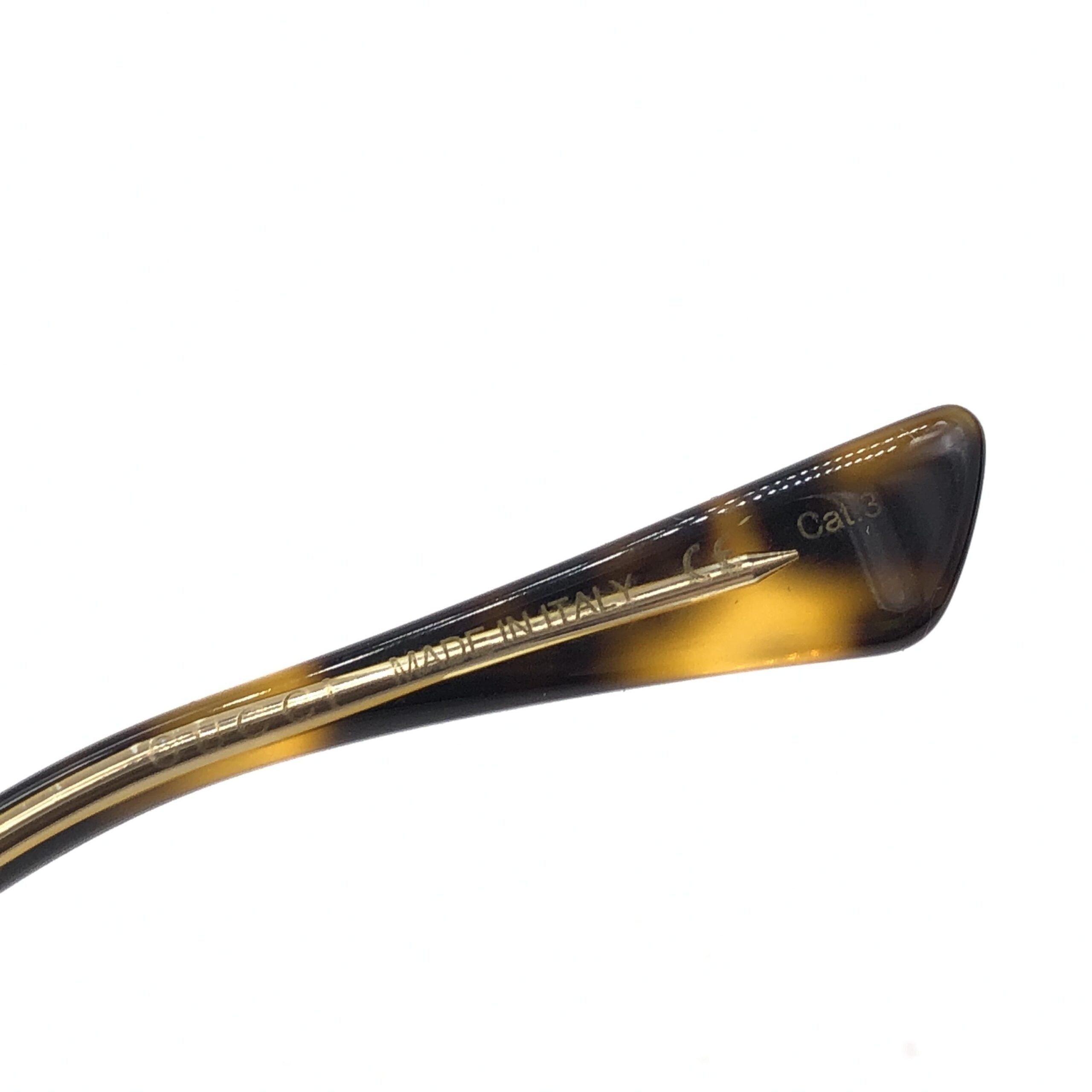 Lunettes de soleil Gucci à monture carrée en écaille de tortue, design élégant et moderne.