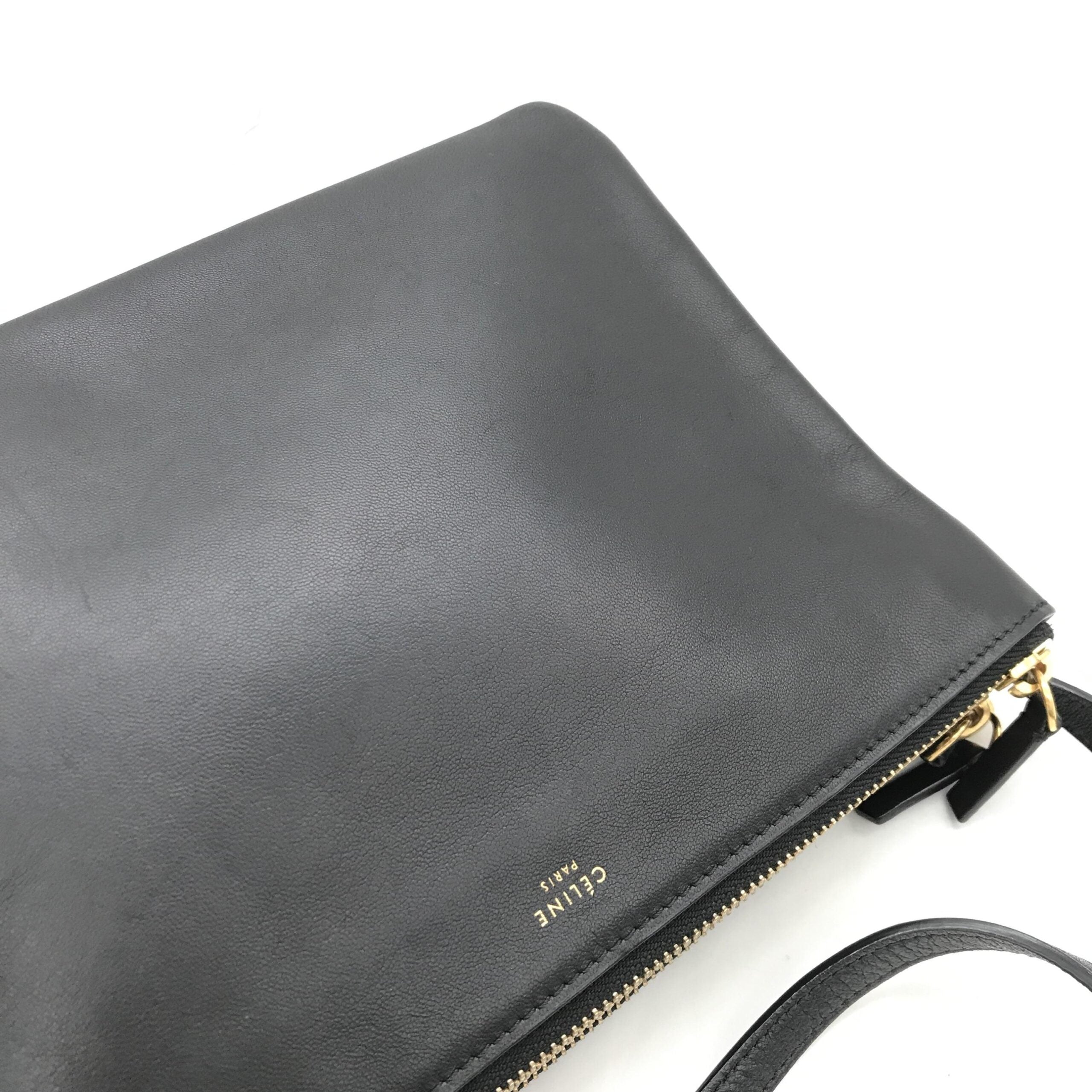 Sac à épaule Celine Trio en cuir noir, avec compartiments et détails élégants, vue de face.