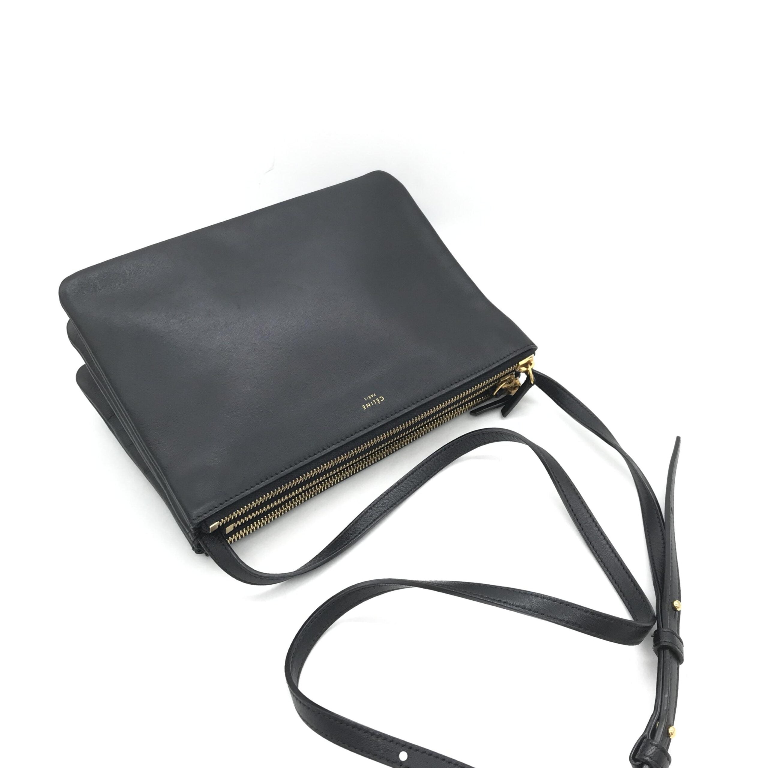 Sac bandoulière Celine Trio en cuir noir, vue de face, avec détails et compartiments visibles.