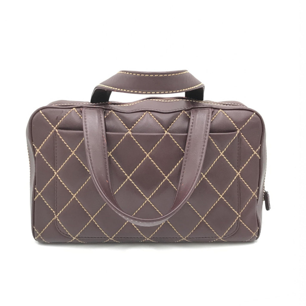 Sac à main Chanel Wild Stitch Mini Boston en rouge avec couture sauvage, finition élégante et design compact.