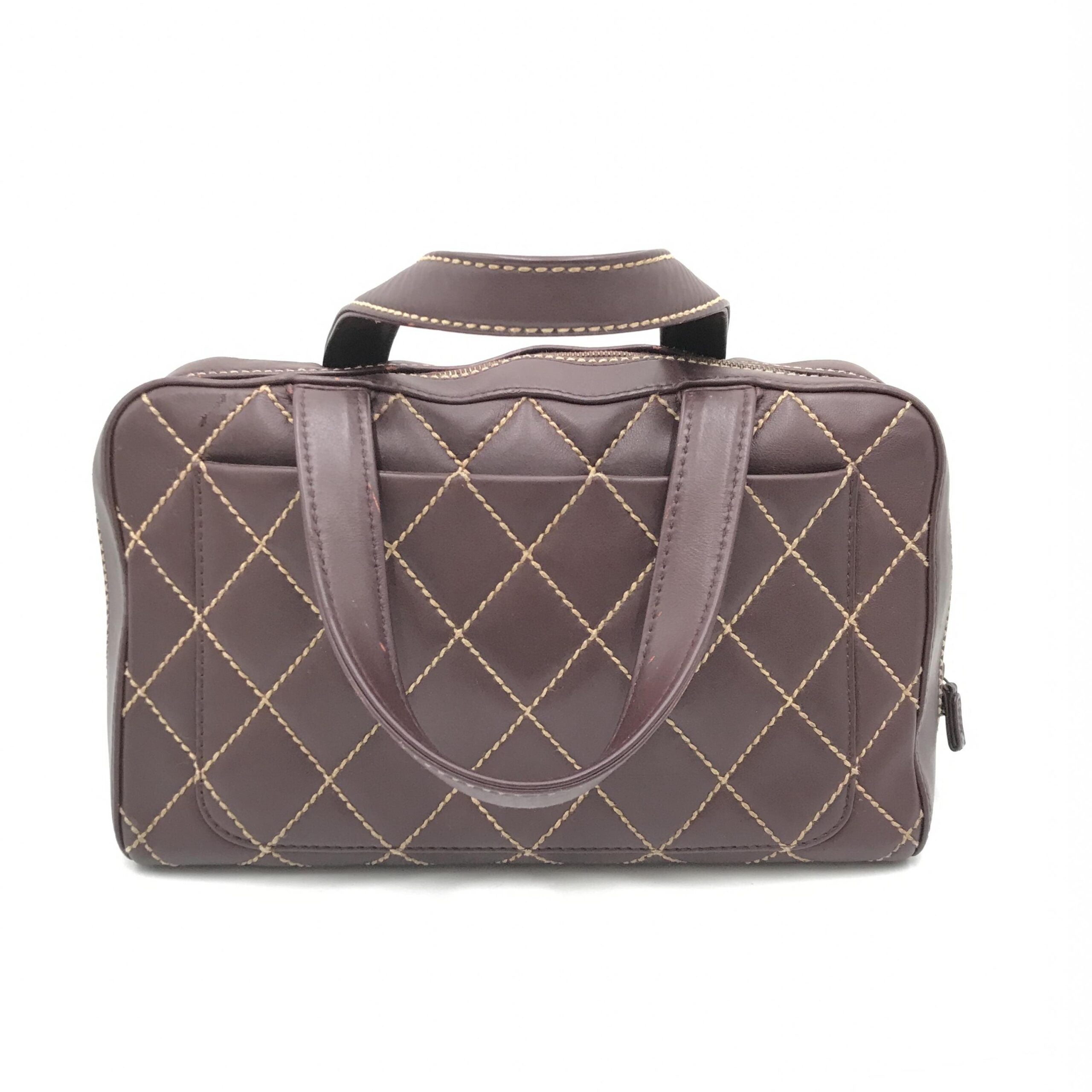Sac à main Chanel Wild Stitch Mini Boston en rouge avec couture sauvage, finition élégante et design compact.