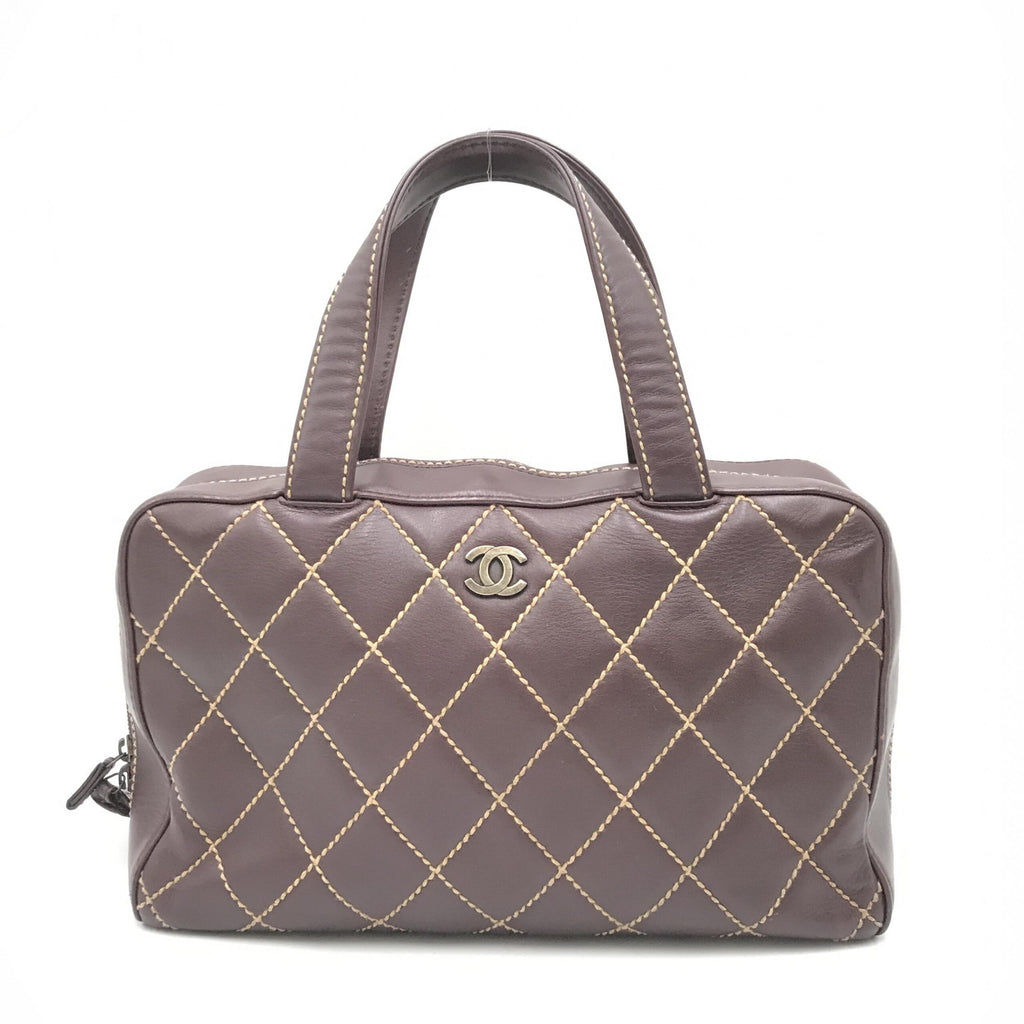 Sac Chanel Wild Stitch Mini Boston en cuir rouge avec détails de couture sauvage, petite poignée et design élégant.