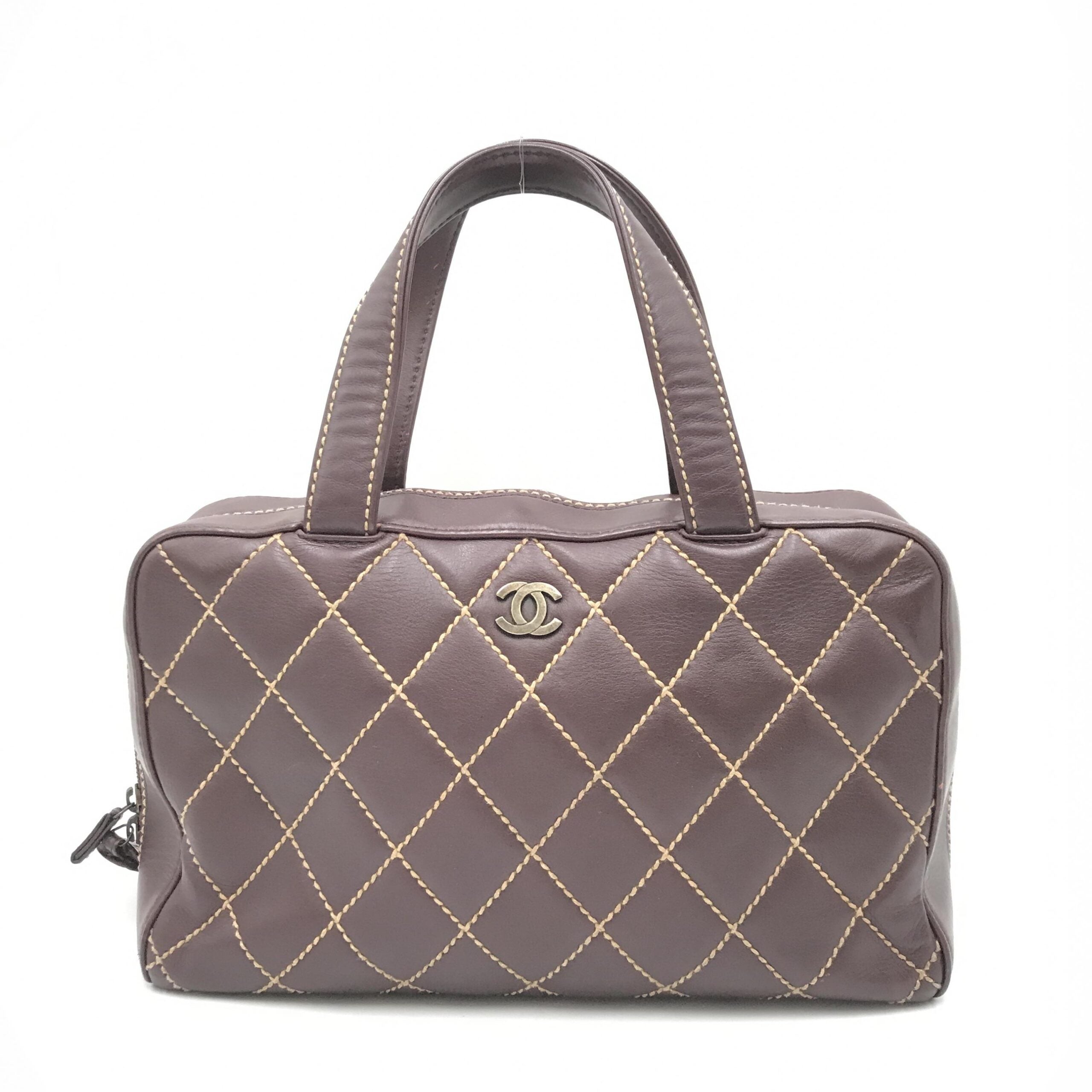 Sac Chanel Wild Stitch Mini Boston en cuir rouge avec détails de couture sauvage, petite poignée et design élégant.