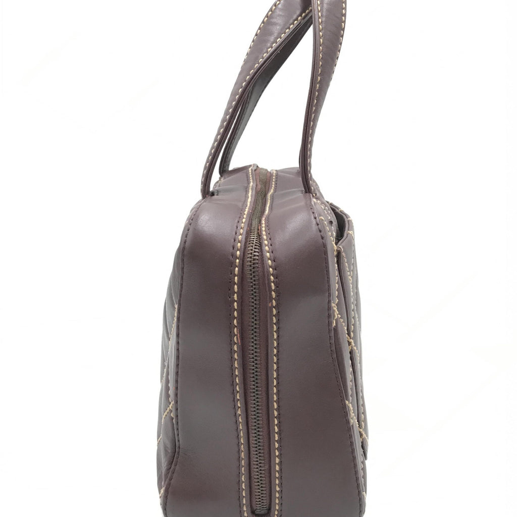 Sac à main Chanel Wild Stitch Mini Boston rouge avec détails en cuir et poignée en chaîne, vue de face.