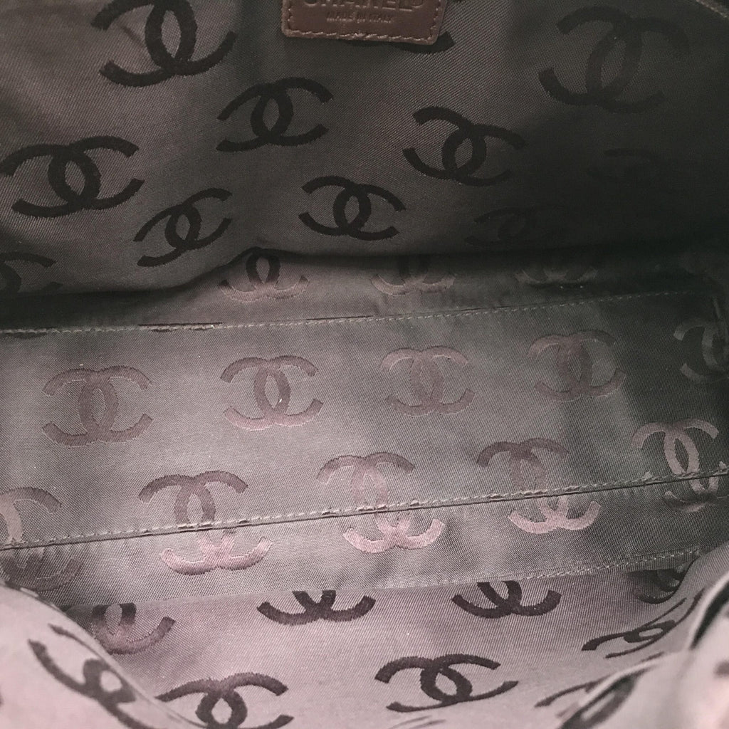 Sac à main Chanel Wild Stitch Mini Boston en rouge avec couture sauvage, finition élégante et design compact.