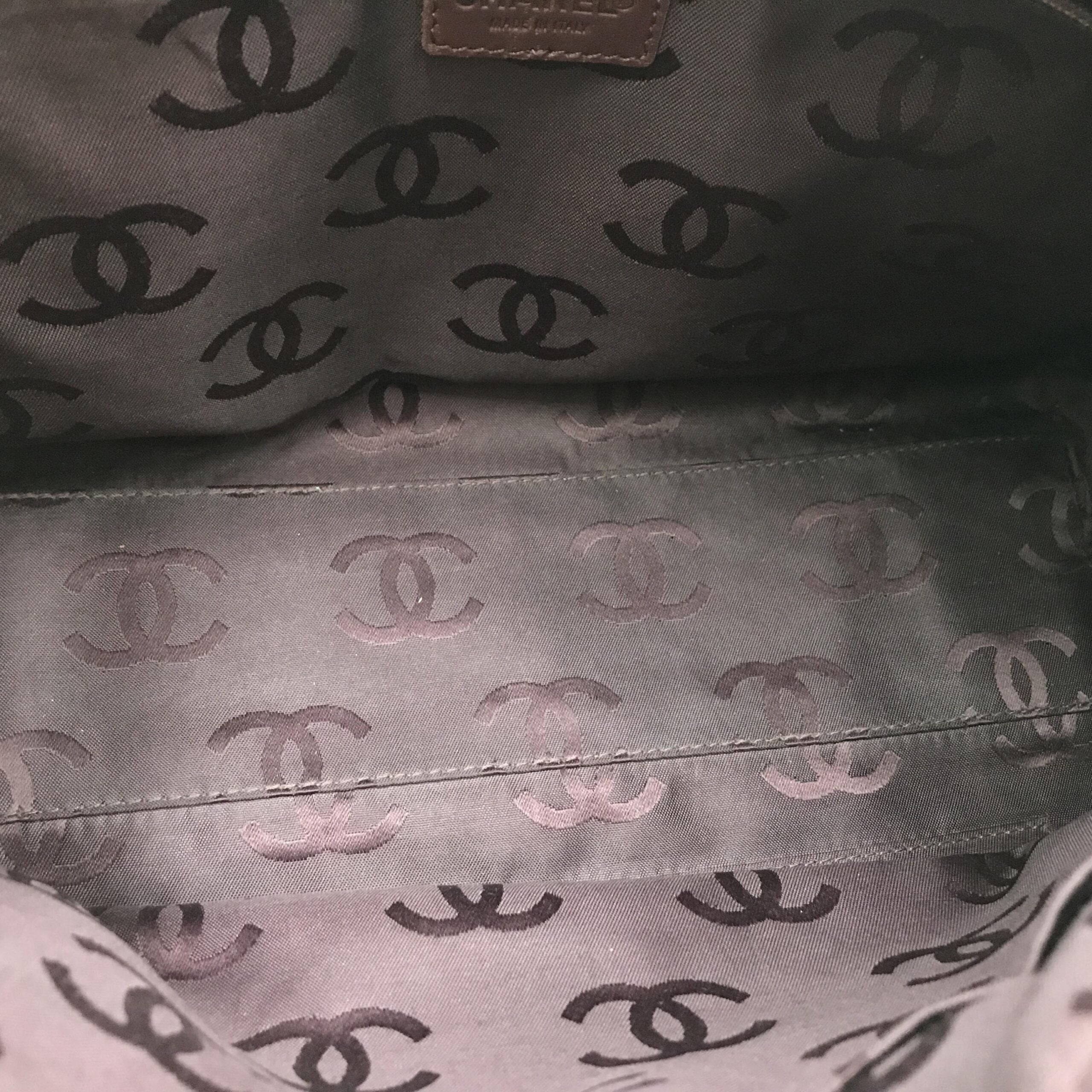 Sac à main Chanel Wild Stitch Mini Boston en rouge avec couture sauvage, finition élégante et design compact.