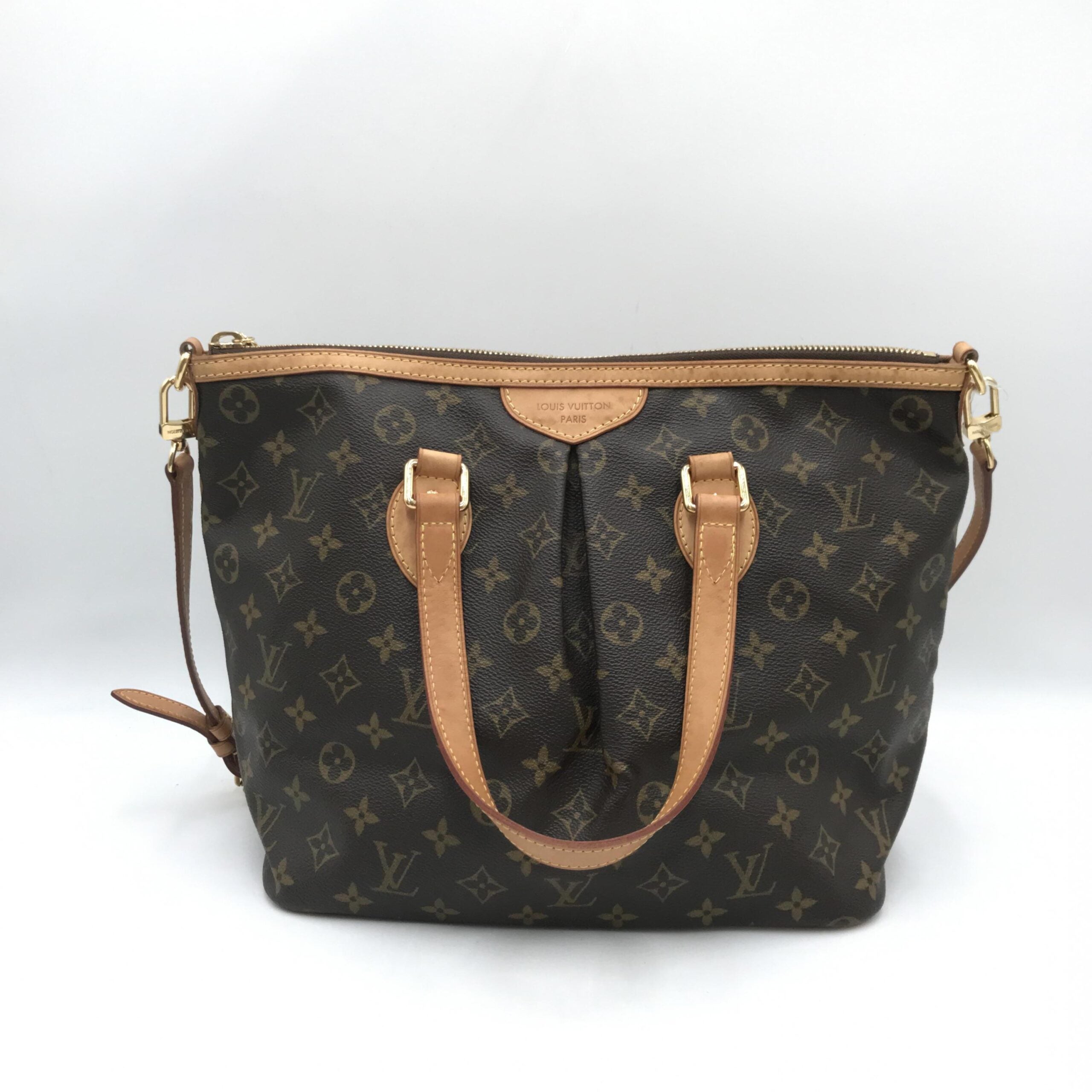 Sac Louis Vuitton Monogram Palermo PM avec poignée en cuir, design élégant et motif emblématique de la marque sur fond monogrammé.