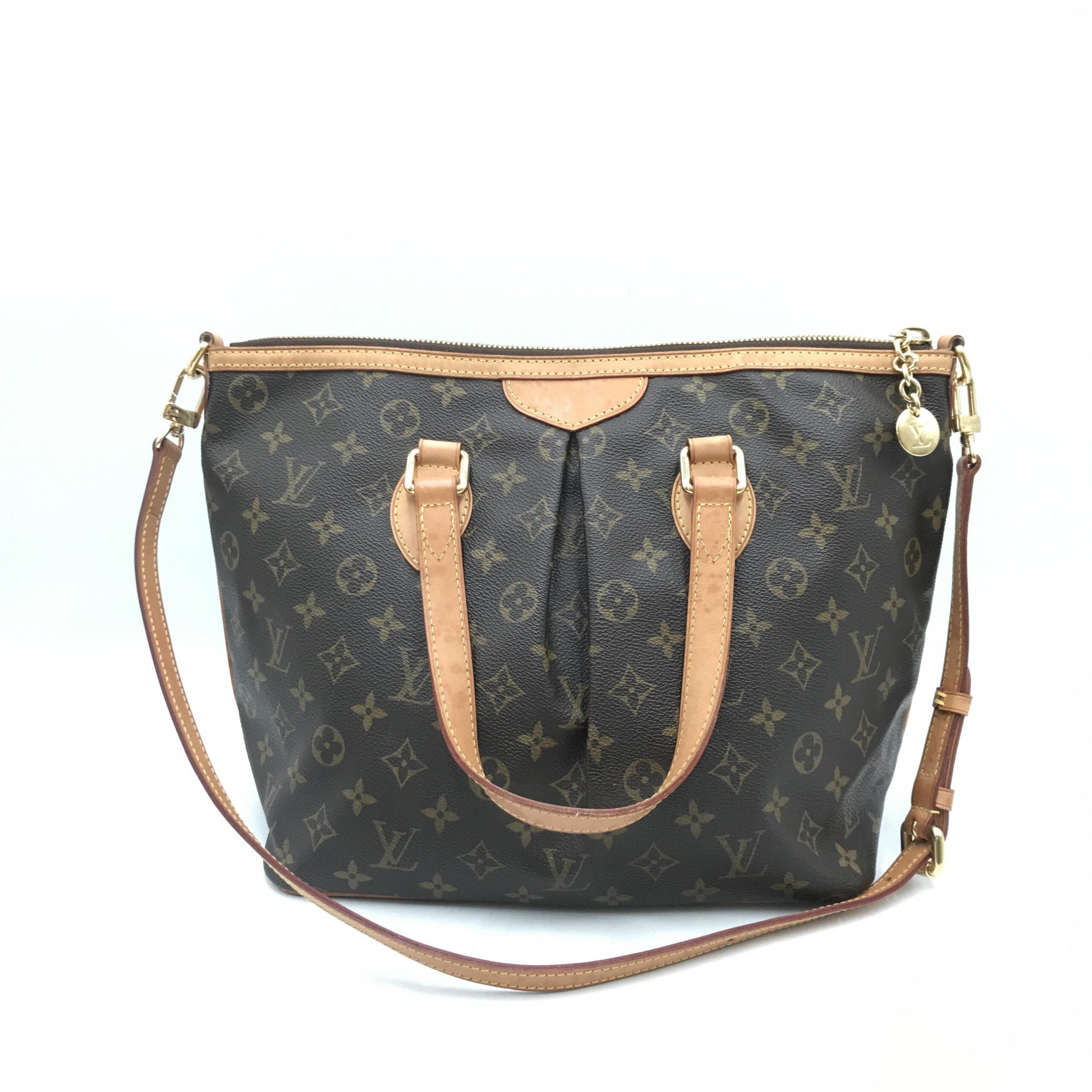 Sac Louis Vuitton Monogram Palermo PM avec poignées en cuir et fermeture métallique, vue de face sur fond blanc.