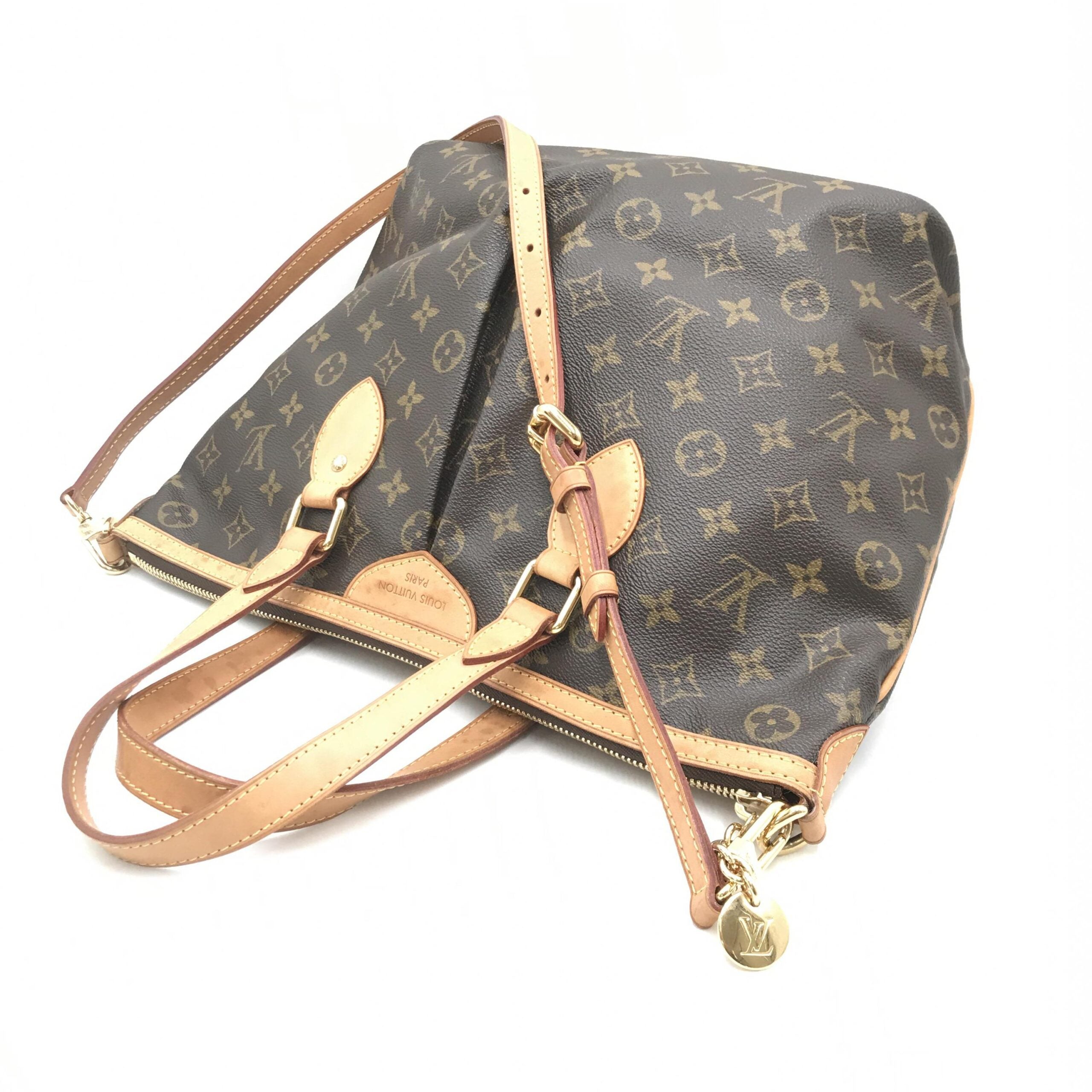 Sac Louis Vuitton Monogram Palermo PM avec poignée en cuir et fermeture métallique, vue en gros plan.