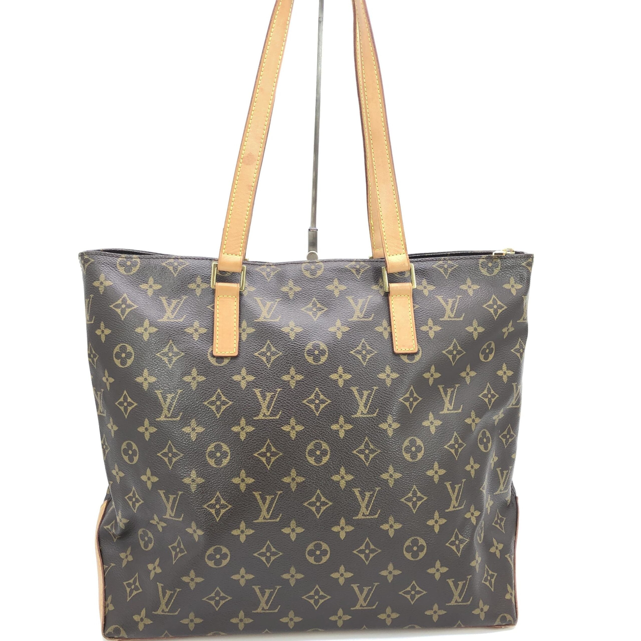 Sac cabas Louis Vuitton Monogram Mezzo, grand sac à main en toile avec logo emblématique, porté avec des poignées en cuir.