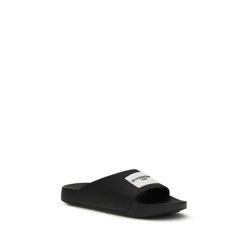 Sandales en caoutchouc noires Givenchy avec semelle épaisse et design moderne, visibles sur fond neutre.