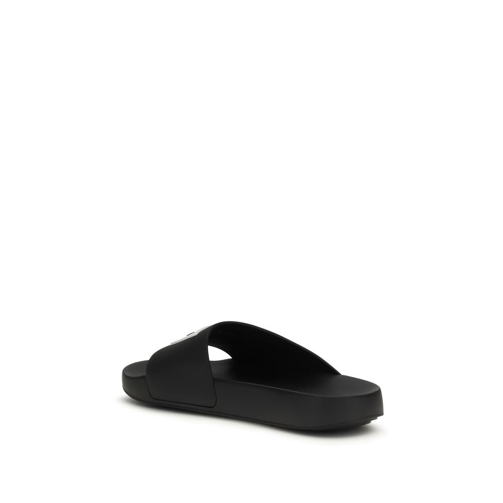 Sandales en caoutchouc noir Givenchy, chaussures élégantes avec design moderne, vues de côté sur fond blanc.