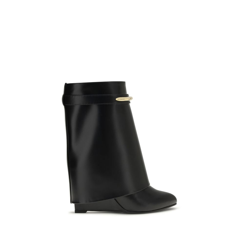 Bottes Givenchy Bos Taurus en cuir de veau noir, à talon léger et design élégant, vue de face sur fond blanc.