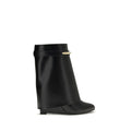 Bottes Givenchy Bos Taurus en cuir de veau noir, à talon léger et design élégant, vue de face sur fond blanc.