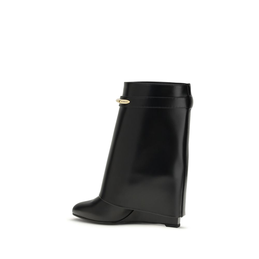 Bottines à talons en cuir de veau noir de Givenchy Bos Taurus, style élégant et sophistiqué, vue de profil sur fond neutre.