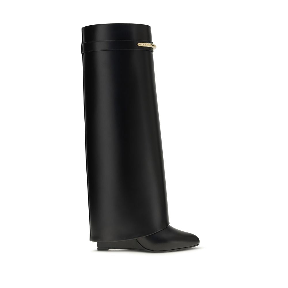 Bottes Givenchy Bos Taurus en cuir de veau noir, élégantes et sophistiquées, avec détails en cuir brillant et design moderne.