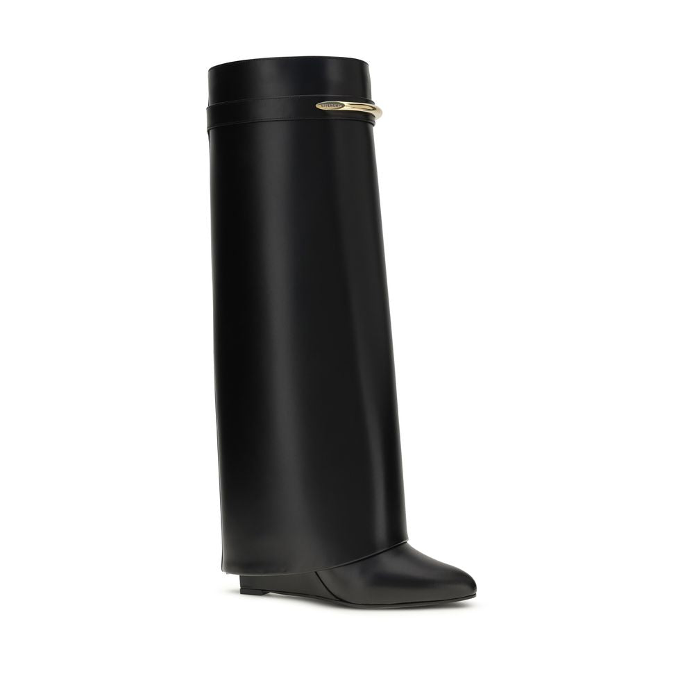 Bottes Givenchy Bos Taurus en cuir de veau noir, style élégant et sophistiqué, avec une finition de haute qualité.