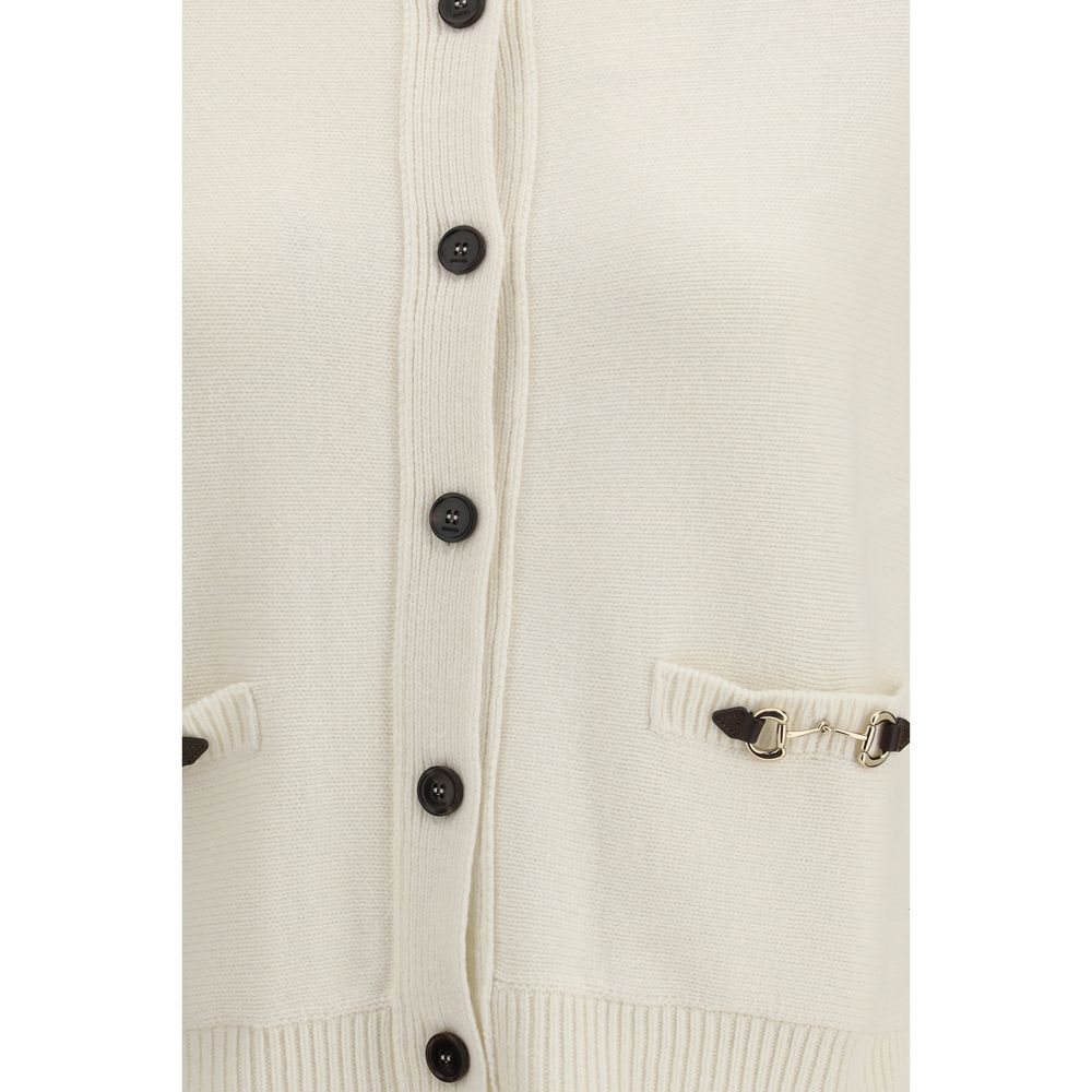 Cardigan en laine beige Gucci, style classique, avec boutons et logo discrètement visible, porté sur un mannequin.
