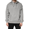 Sweat à capuche en coton gris Dolce & Gabbana avec logo discret, porté sur un mannequin, vue de face.