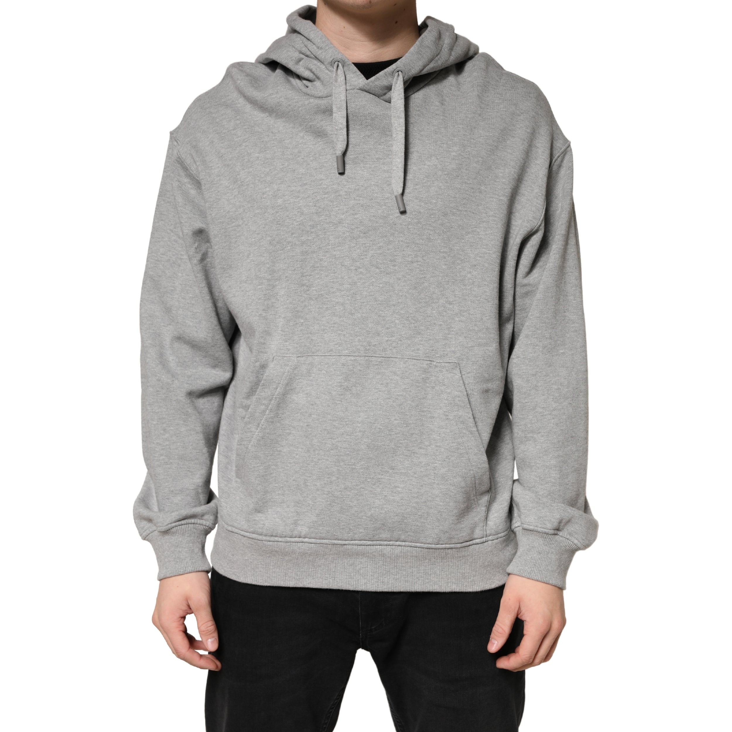 Sweat à capuche en coton gris Dolce & Gabbana avec logo discret, porté sur un mannequin, vue de face.