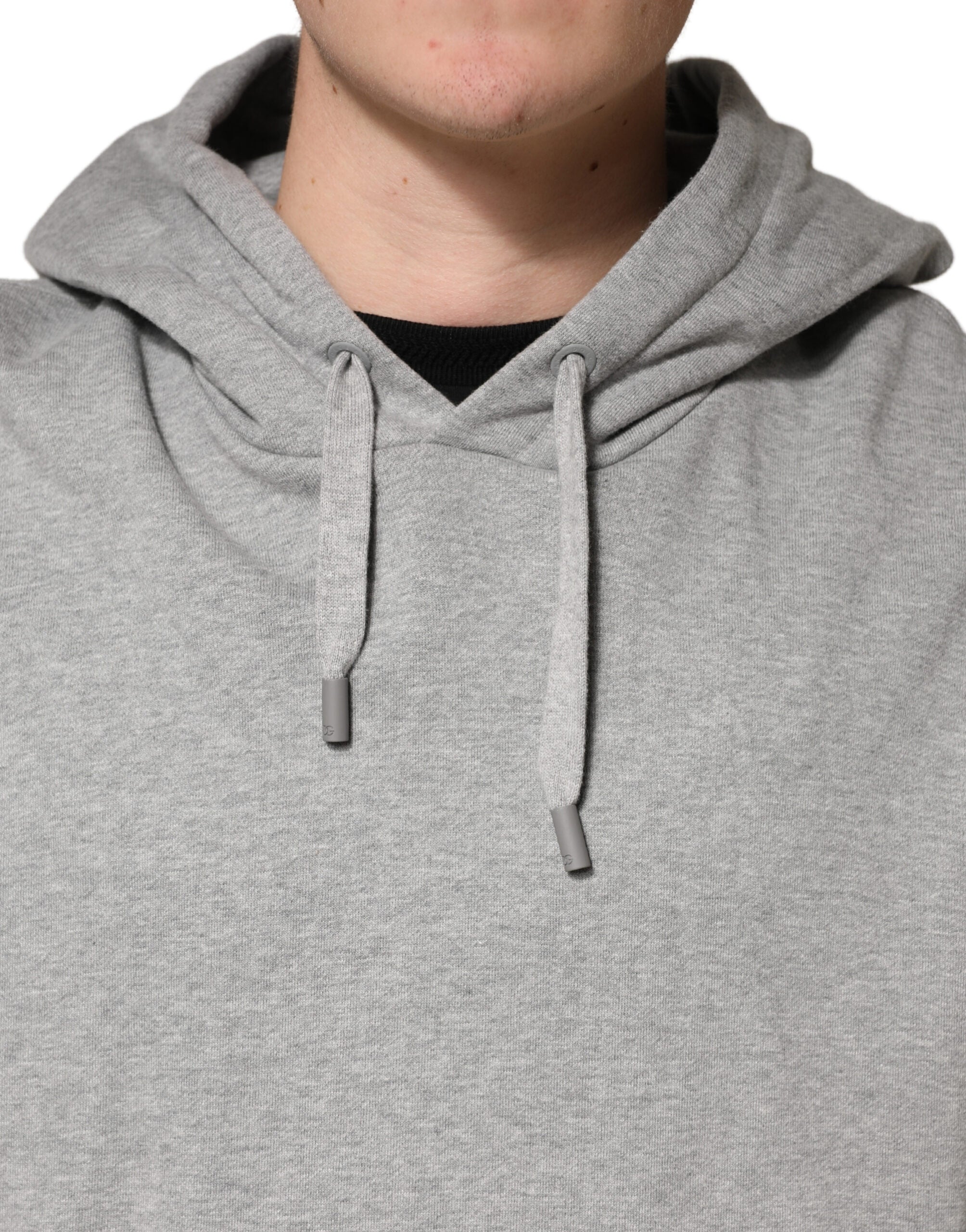 Sweat à capuche gris en coton de Dolce & Gabbana, pull décontracté avec logo, visible en détail dans l'image.