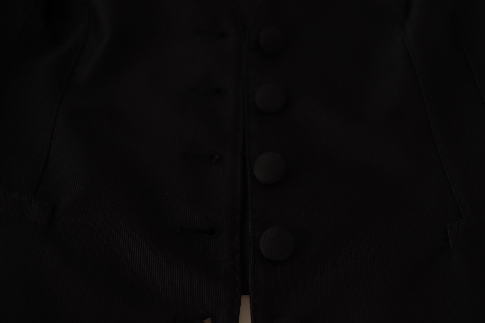 Gilet sans manches en soie noire Dolce & Gabbana, coupe ajustée et élégante, vue de face sur fond neutre.